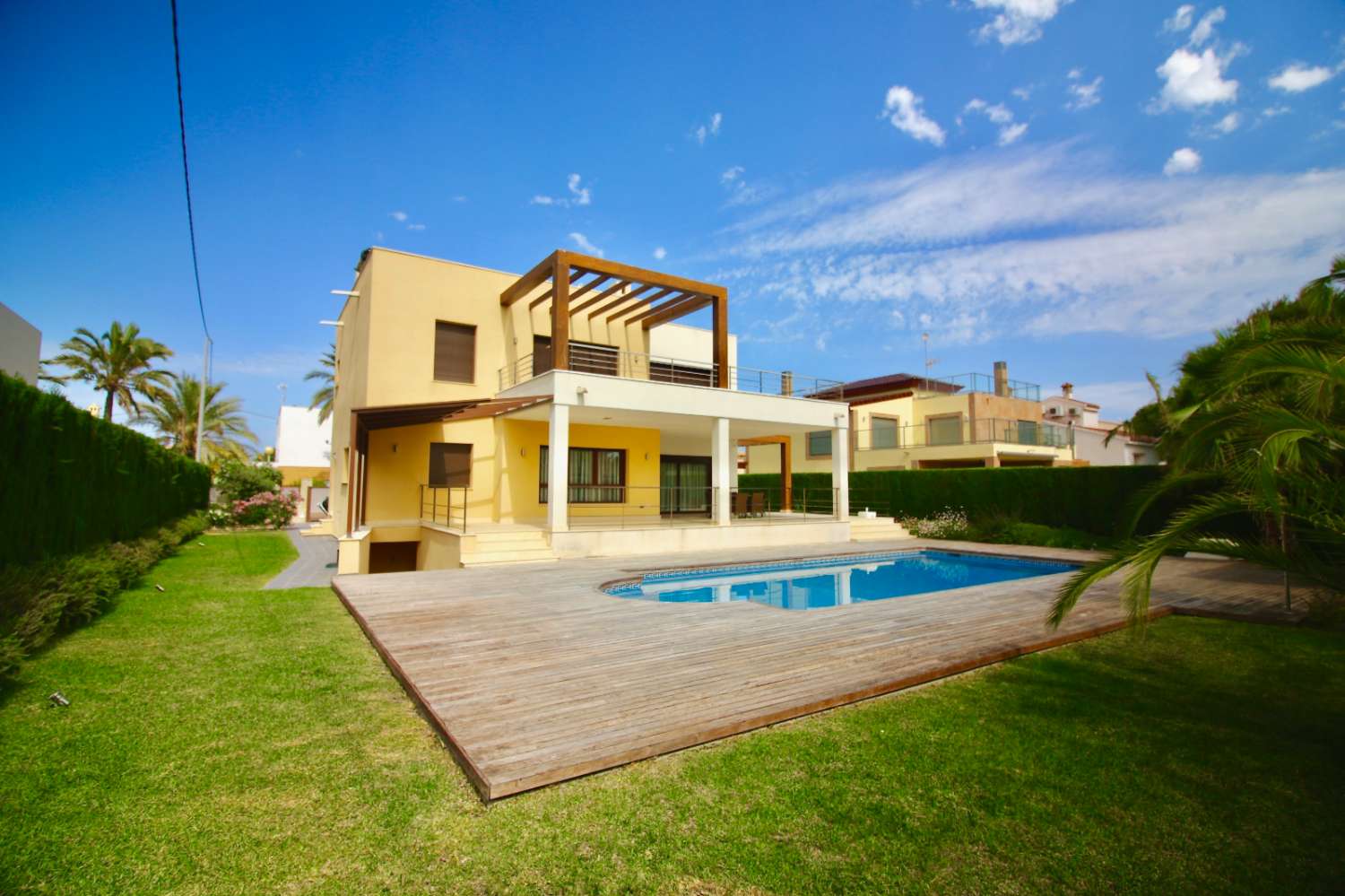 LUXURY VILLA IN CABO ROIG WITH A PLOT OF 1,095 m², PRIVATE POOL AND HIGH-END FINISHES