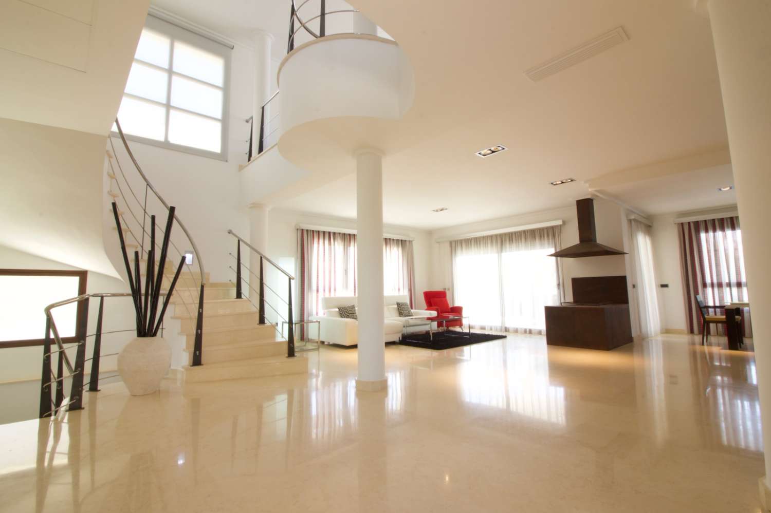 LUXURY VILLA IN CABO ROIG WITH A PLOT OF 1,095 m², PRIVATE POOL AND HIGH-END FINISHES