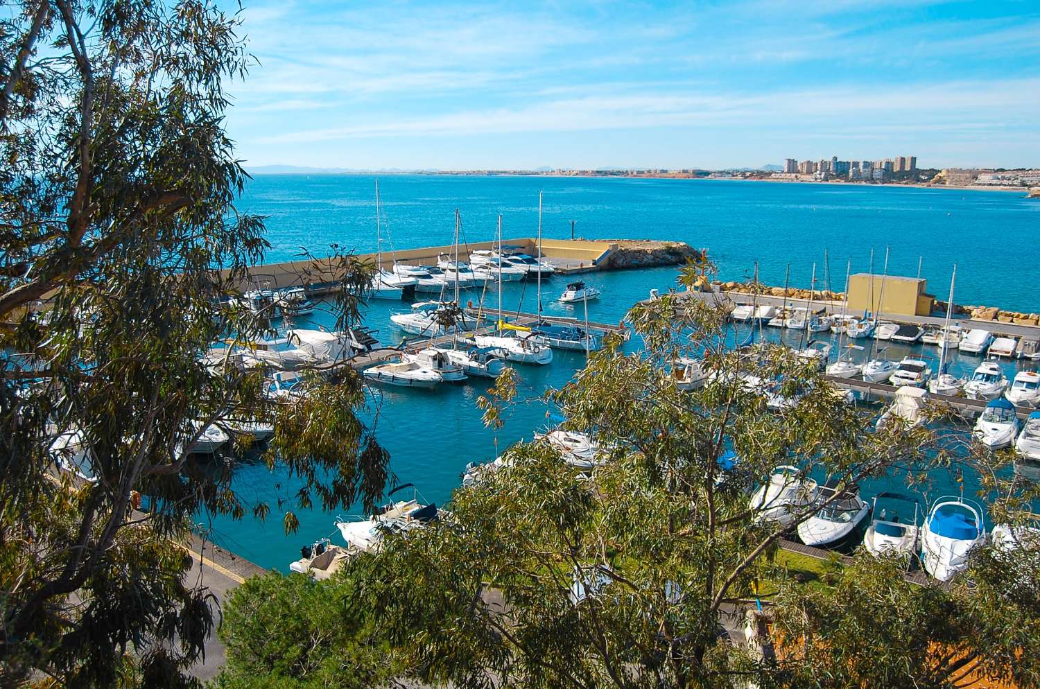 LUXURY VILLA IN CABO ROIG WITH A PLOT OF 1,095 m², PRIVATE POOL AND HIGH-END FINISHES