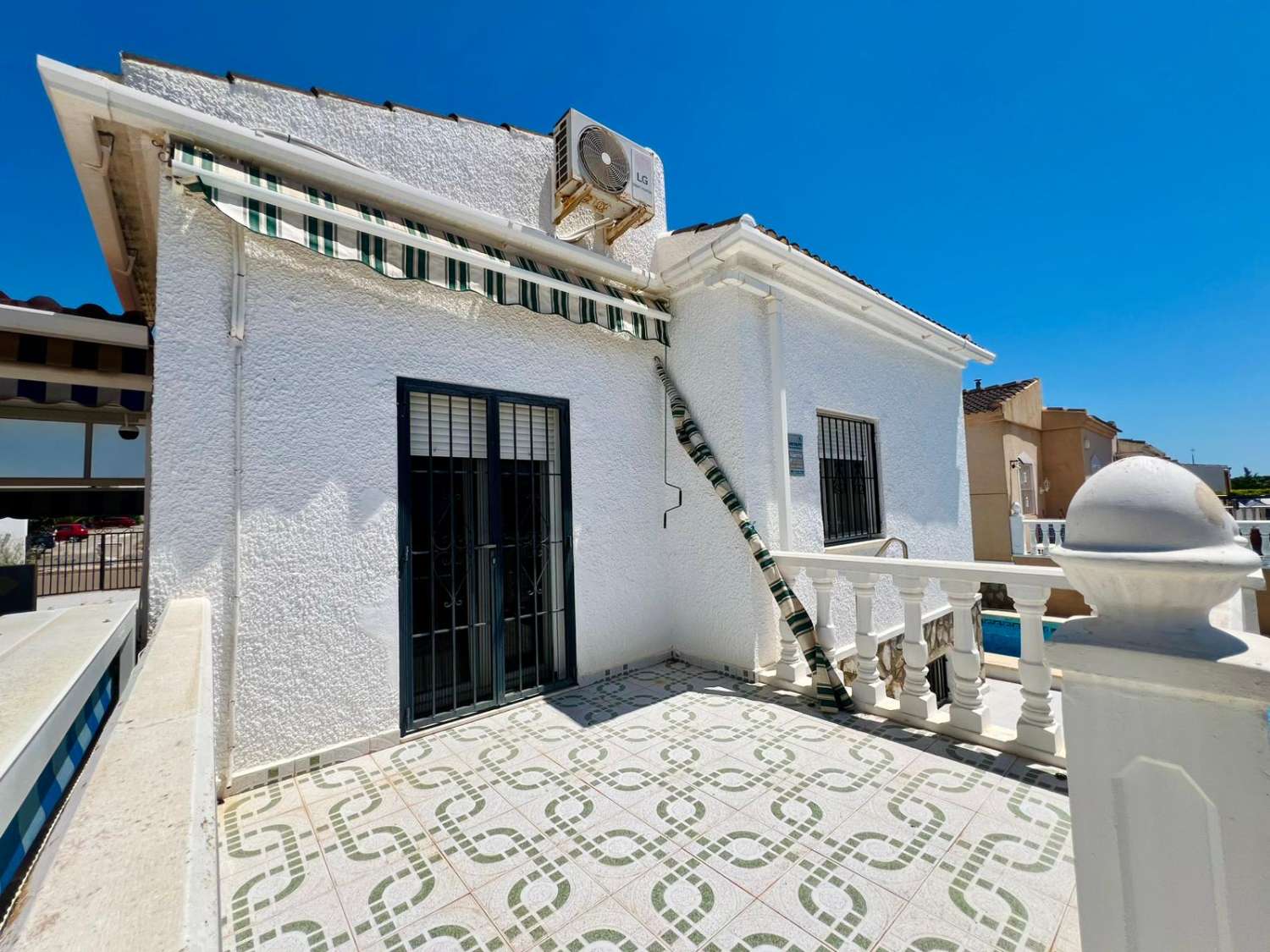 TOWNHOUSE WITH PRIVATE POOL AND PLOT OF 287 M² IN URBANIZATION SAN LUIS – TORREVIEJA