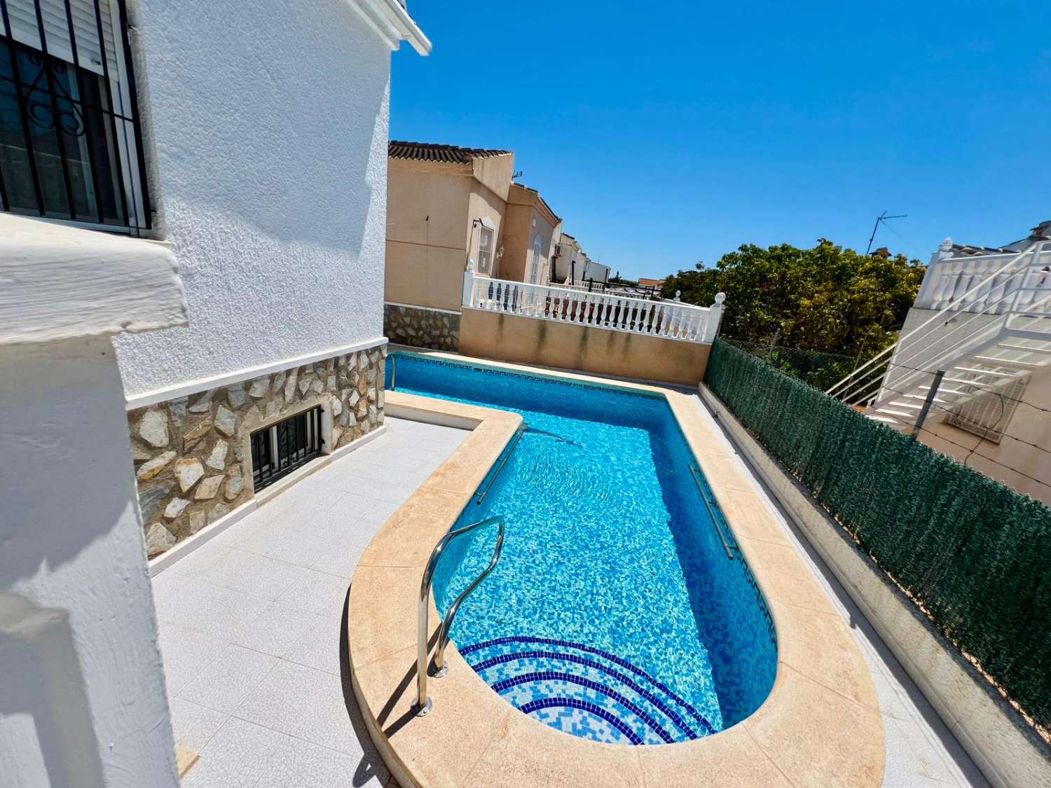TOWNHOUSE WITH PRIVATE POOL AND PLOT OF 287 M² IN URBANIZATION SAN LUIS – TORREVIEJA
