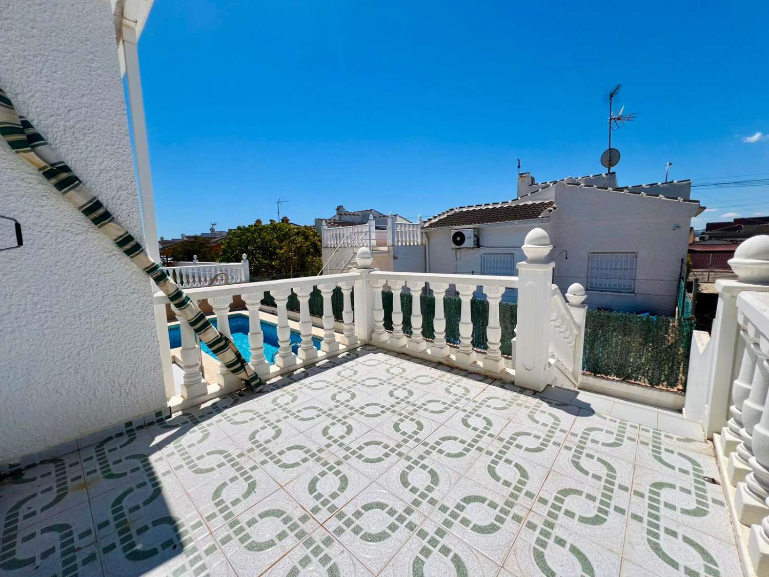 TOWNHOUSE WITH PRIVATE POOL AND PLOT OF 287 M² IN URBANIZATION SAN LUIS – TORREVIEJA