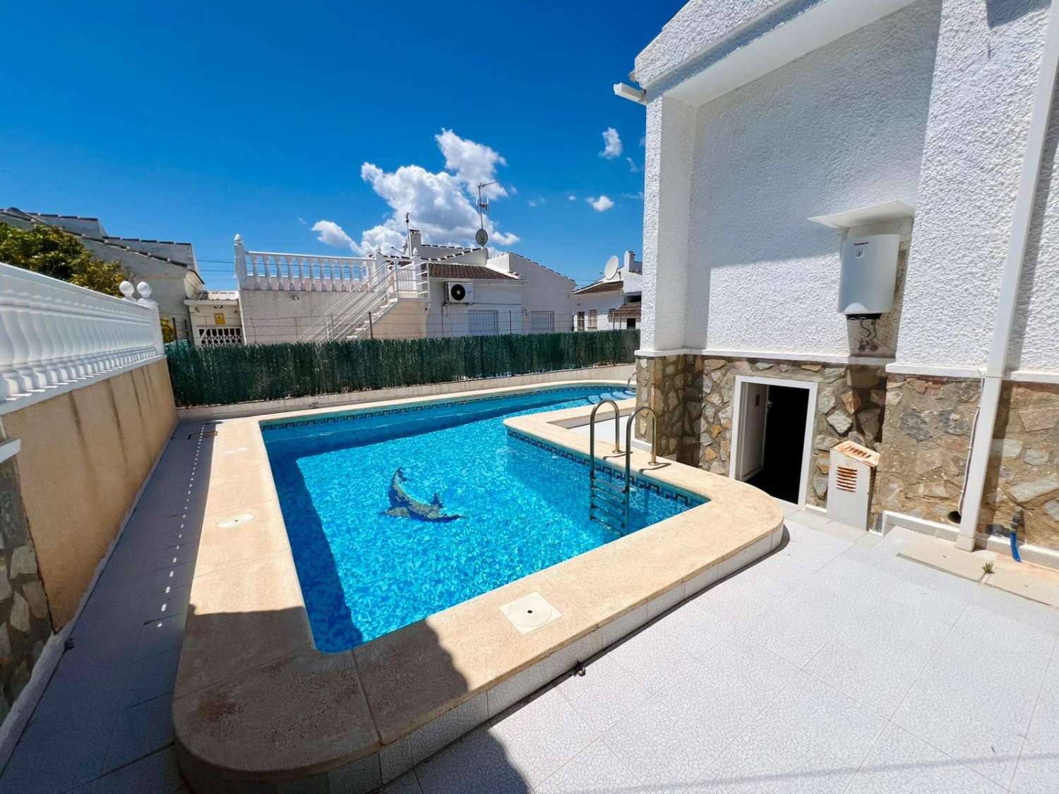 TOWNHOUSE WITH PRIVATE POOL AND PLOT OF 287 M² IN URBANIZATION SAN LUIS – TORREVIEJA