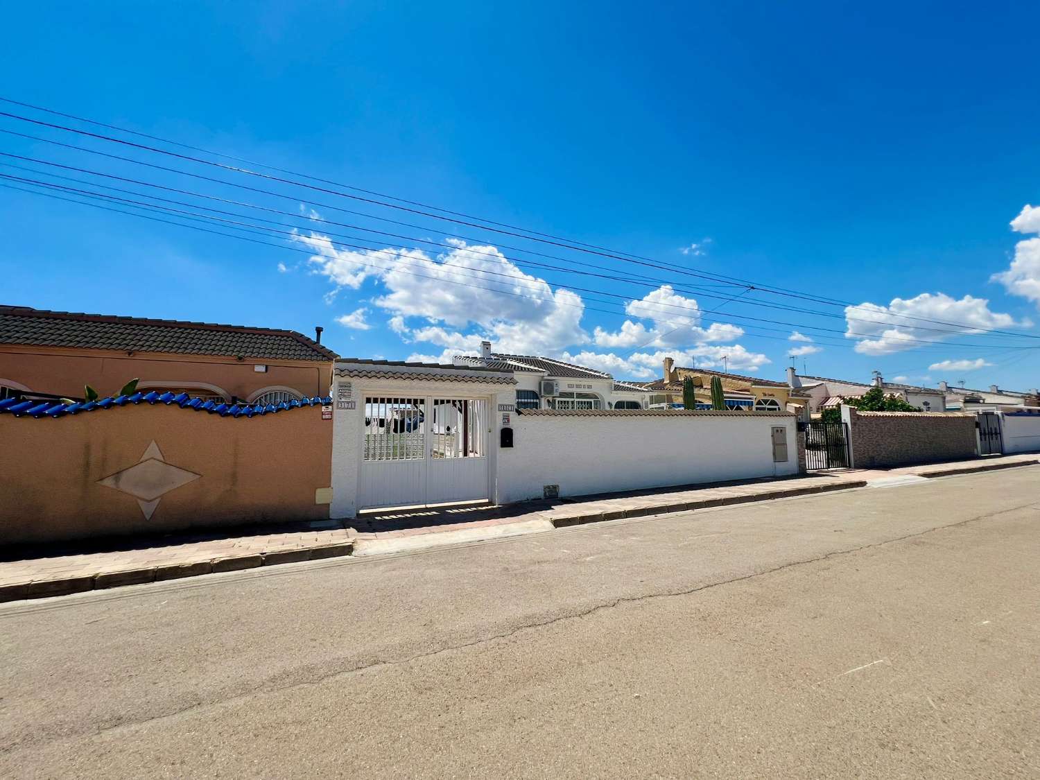 TOWNHOUSE WITH PRIVATE POOL AND PLOT OF 287 M² IN URBANIZATION SAN LUIS – TORREVIEJA