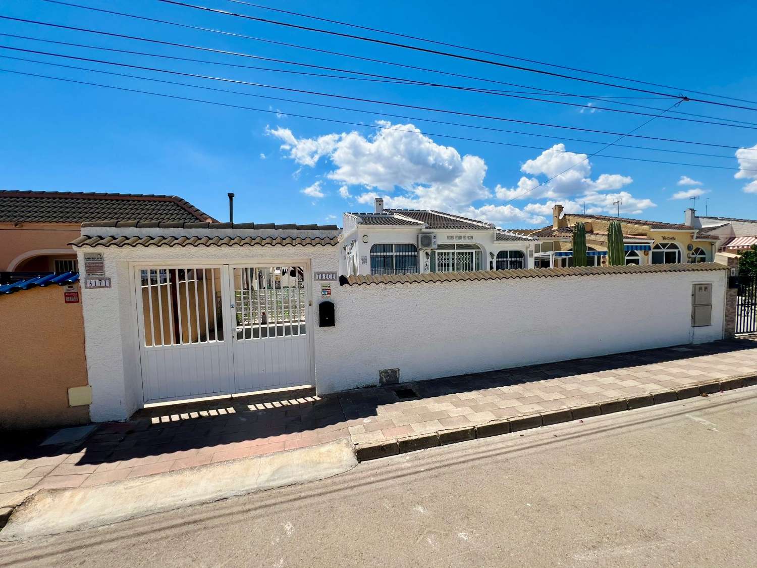 TOWNHOUSE WITH PRIVATE POOL AND PLOT OF 287 M² IN URBANIZATION SAN LUIS – TORREVIEJA
