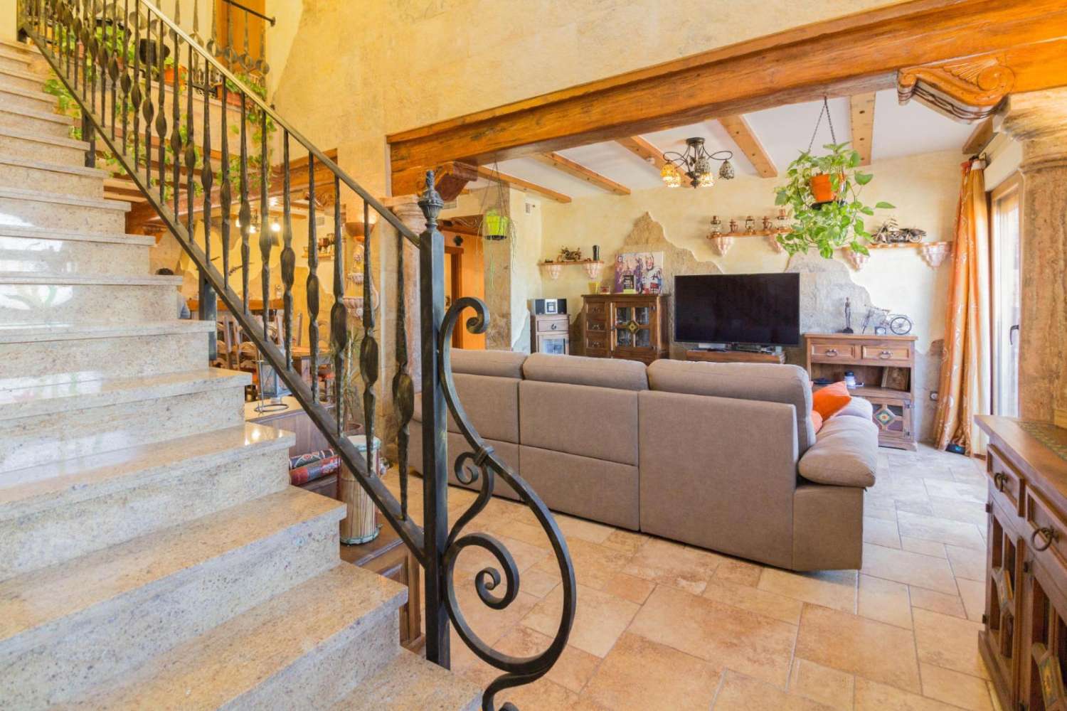 SPECTACULAR DETACHED VILLA OF MORE THAN 330 m² WITH VIEWS OF THE SIERRA DE REDOVÁN