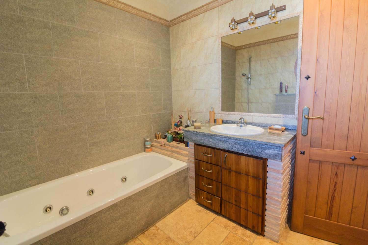 SPECTACULAR DETACHED VILLA OF MORE THAN 330 m² WITH VIEWS OF THE SIERRA DE REDOVÁN