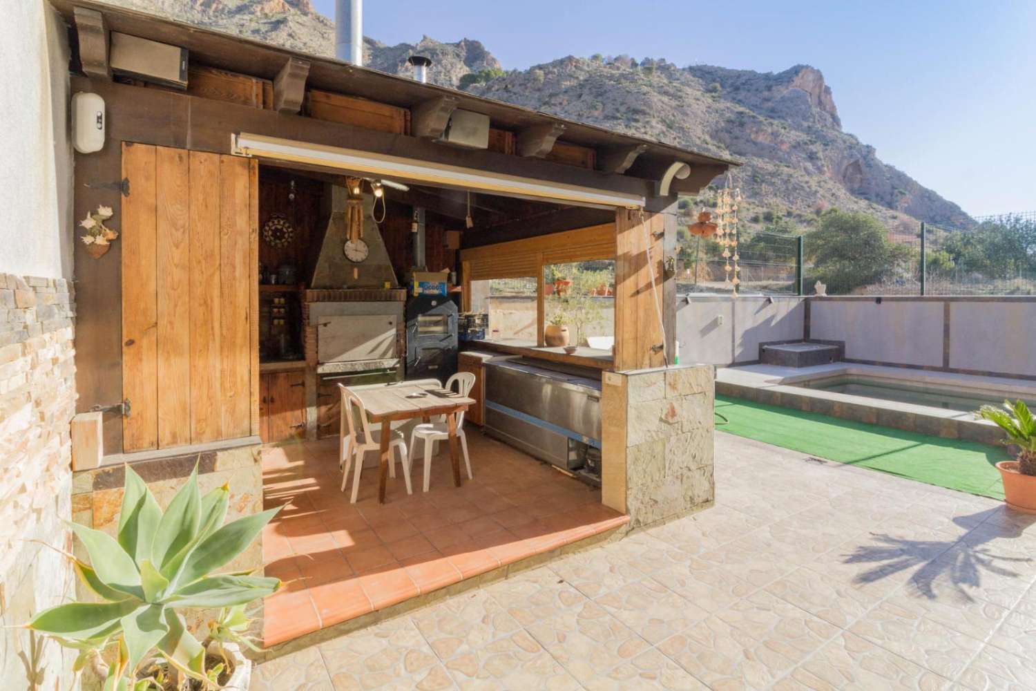 SPECTACULAR DETACHED VILLA OF MORE THAN 330 m² WITH VIEWS OF THE SIERRA DE REDOVÁN