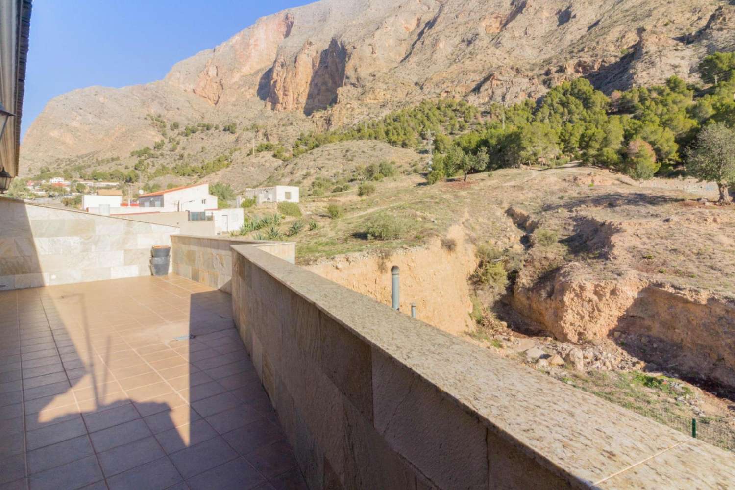 SPECTACULAR DETACHED VILLA OF MORE THAN 330 m² WITH VIEWS OF THE SIERRA DE REDOVÁN