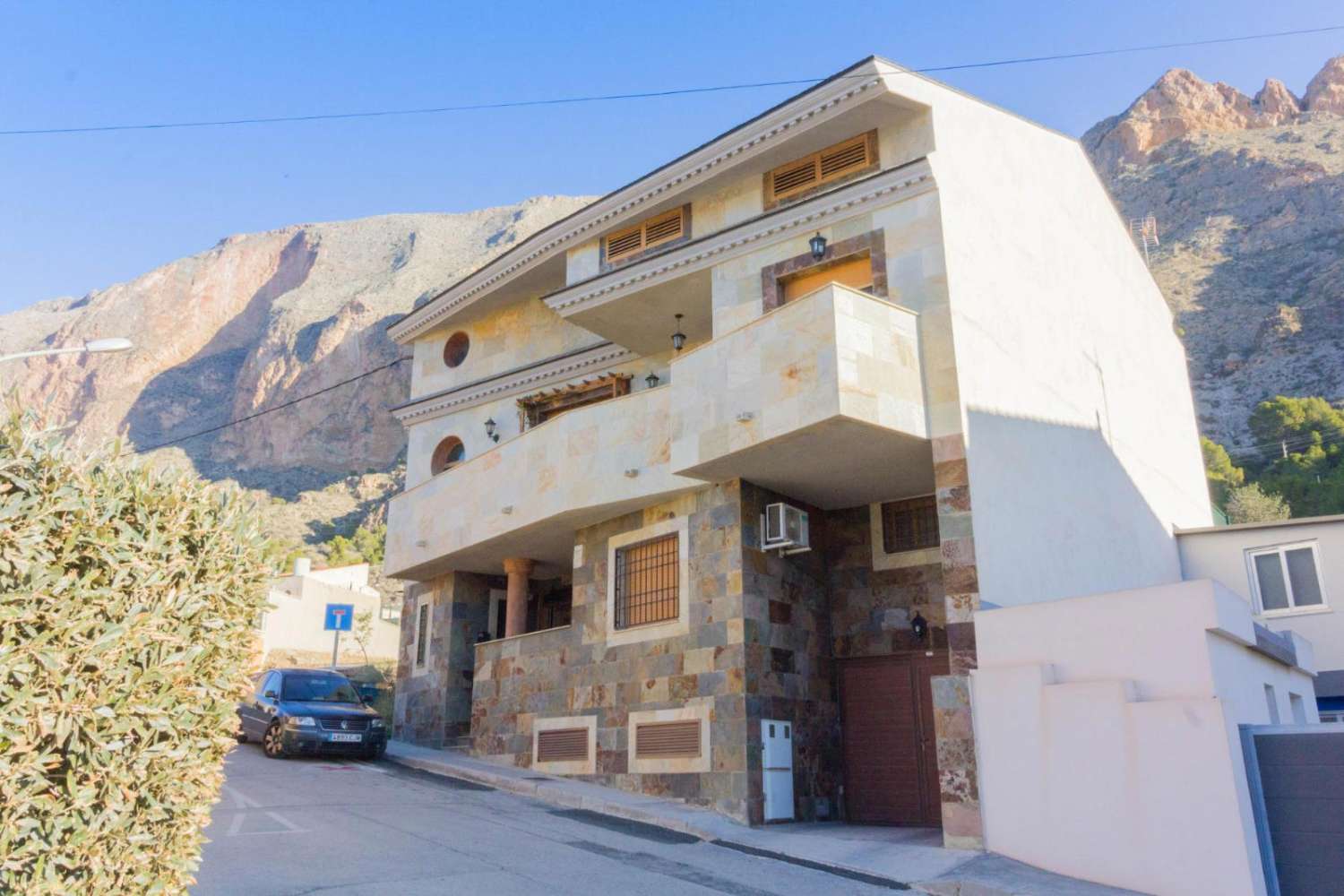 SPECTACULAR DETACHED VILLA OF MORE THAN 330 m² WITH VIEWS OF THE SIERRA DE REDOVÁN
