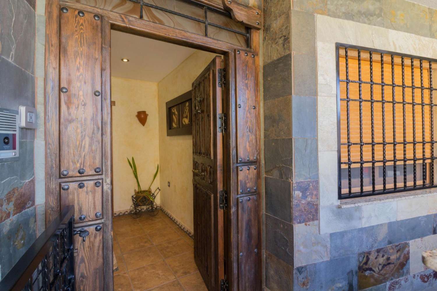 SPECTACULAR DETACHED VILLA OF MORE THAN 330 m² WITH VIEWS OF THE SIERRA DE REDOVÁN