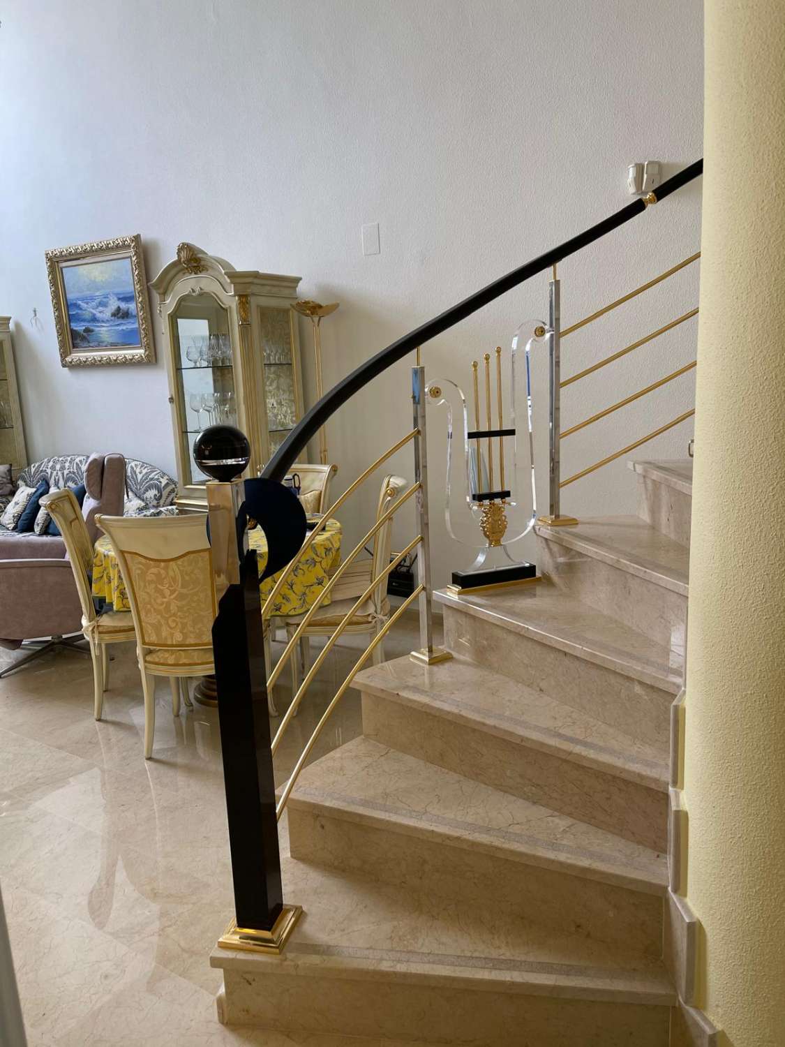 MEZONETOVÝ PENTHOUSE S PĚTI TERASAMI, GARÁŽÍ, PŘIROZENÝM SVĚTLEM A VŠESTRANNÝMI PROSTORY