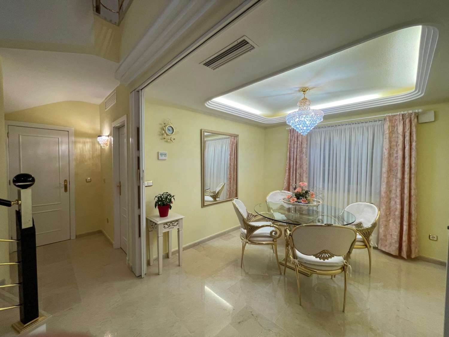 MEZONETOVÝ PENTHOUSE S PĚTI TERASAMI, GARÁŽÍ, PŘIROZENÝM SVĚTLEM A VŠESTRANNÝMI PROSTORY