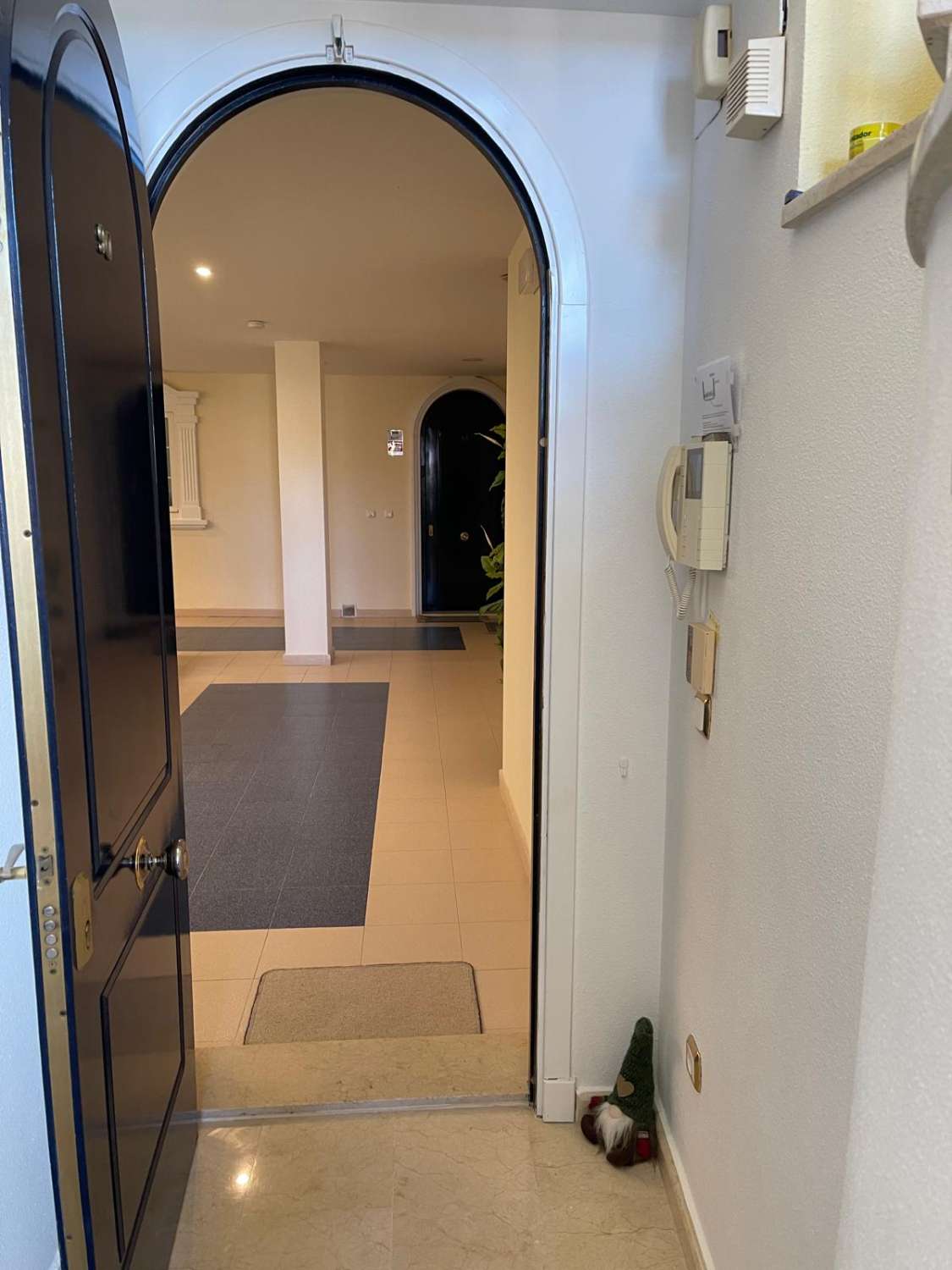 MEZONETOVÝ PENTHOUSE S PĚTI TERASAMI, GARÁŽÍ, PŘIROZENÝM SVĚTLEM A VŠESTRANNÝMI PROSTORY