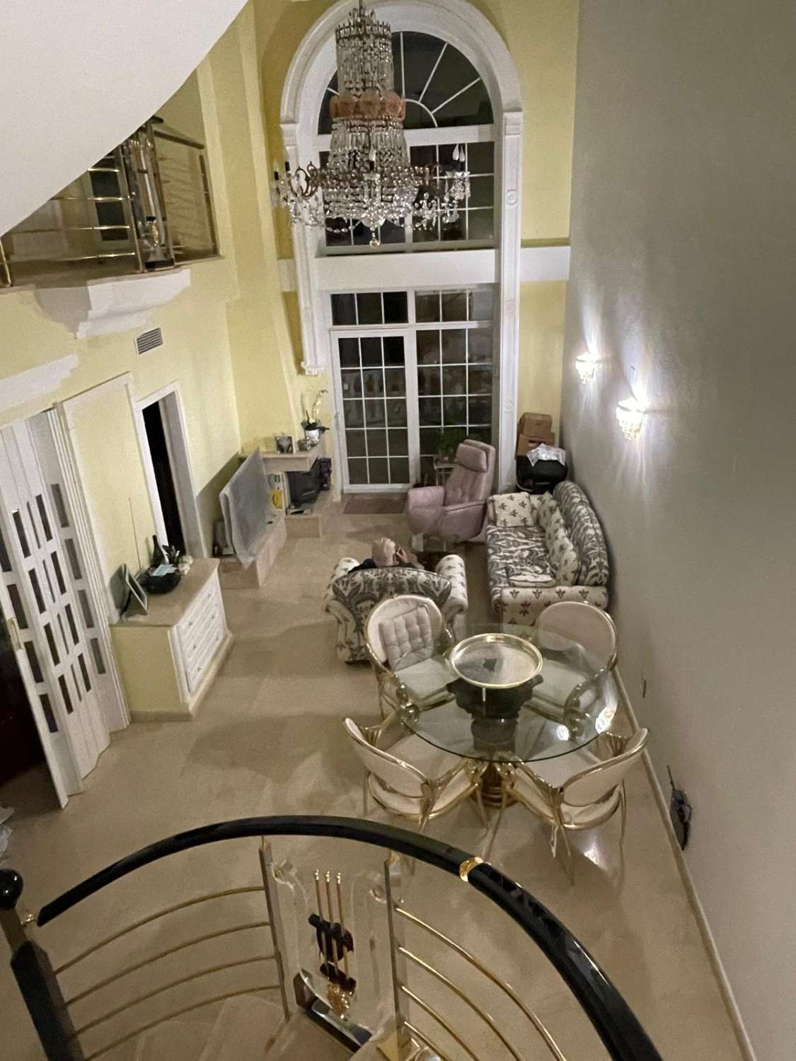 MEZONETOVÝ PENTHOUSE S PĚTI TERASAMI, GARÁŽÍ, PŘIROZENÝM SVĚTLEM A VŠESTRANNÝMI PROSTORY