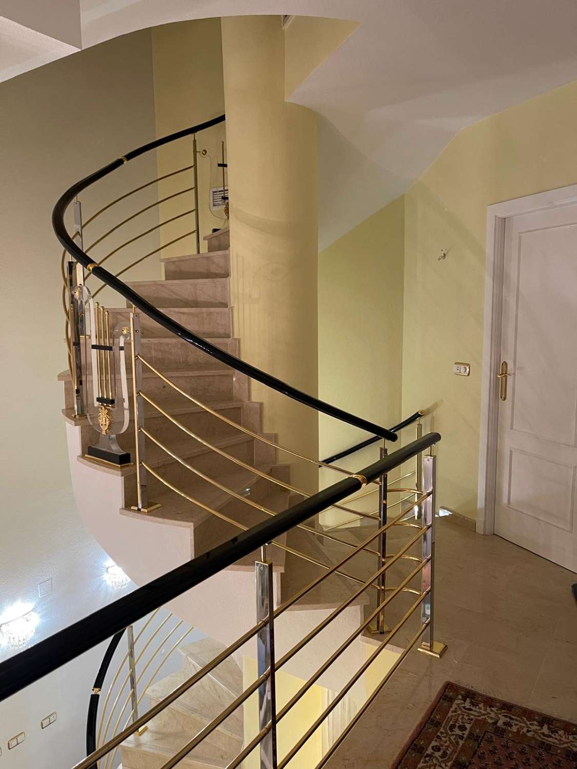 MEZONETOVÝ PENTHOUSE S PĚTI TERASAMI, GARÁŽÍ, PŘIROZENÝM SVĚTLEM A VŠESTRANNÝMI PROSTORY