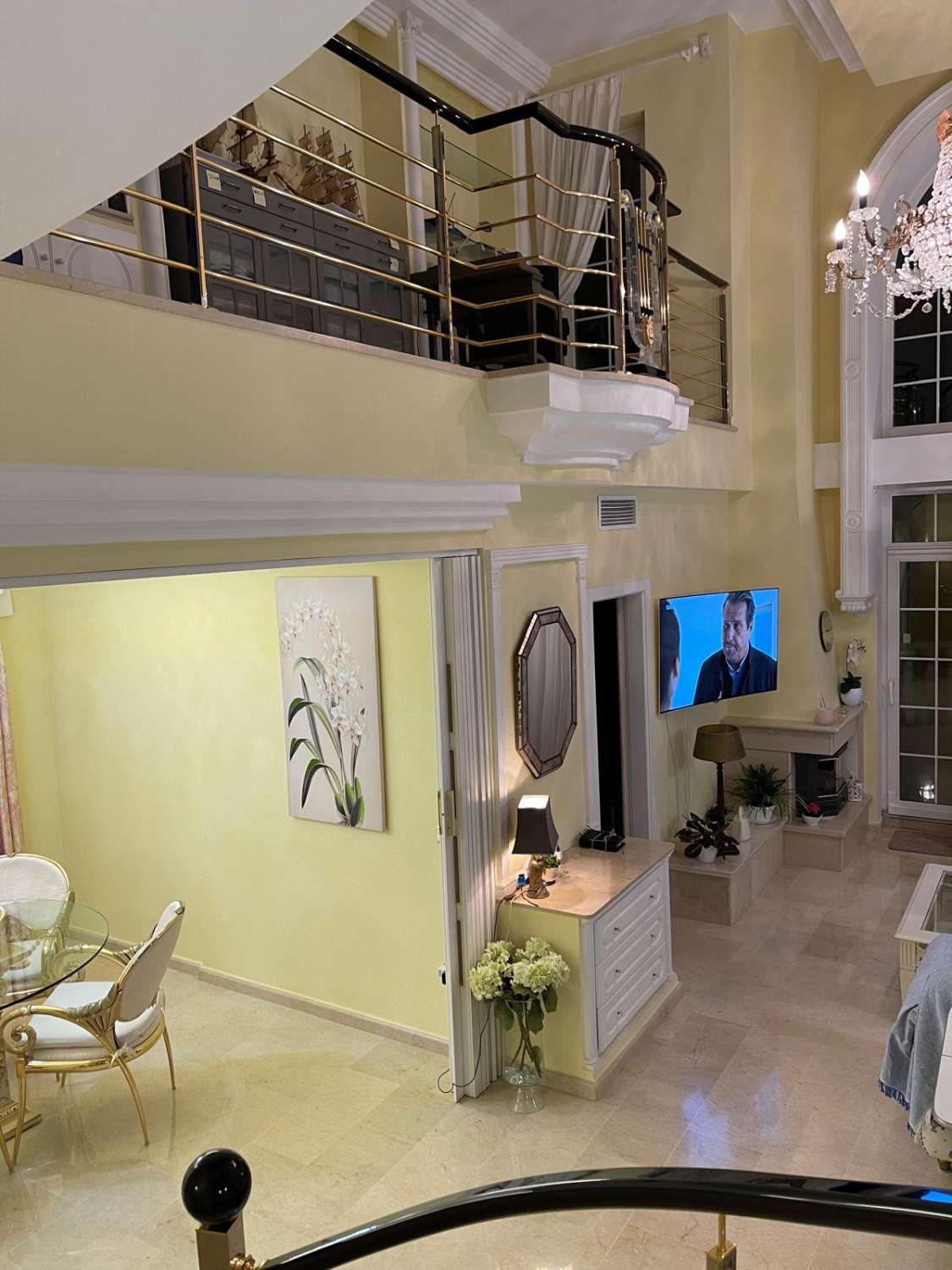 MEZONETOVÝ PENTHOUSE S PĚTI TERASAMI, GARÁŽÍ, PŘIROZENÝM SVĚTLEM A VŠESTRANNÝMI PROSTORY