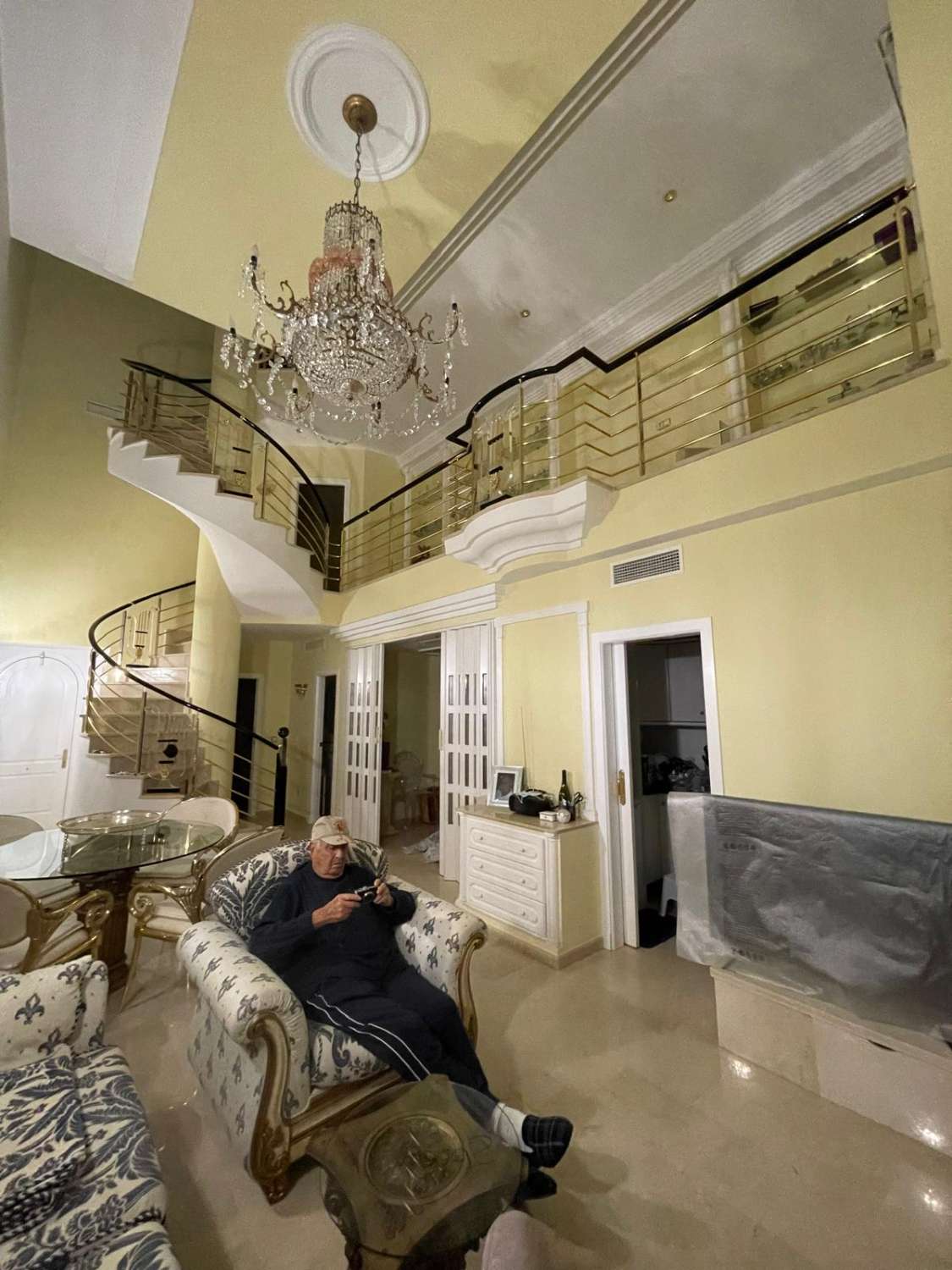 MEZONETOVÝ PENTHOUSE S PĚTI TERASAMI, GARÁŽÍ, PŘIROZENÝM SVĚTLEM A VŠESTRANNÝMI PROSTORY