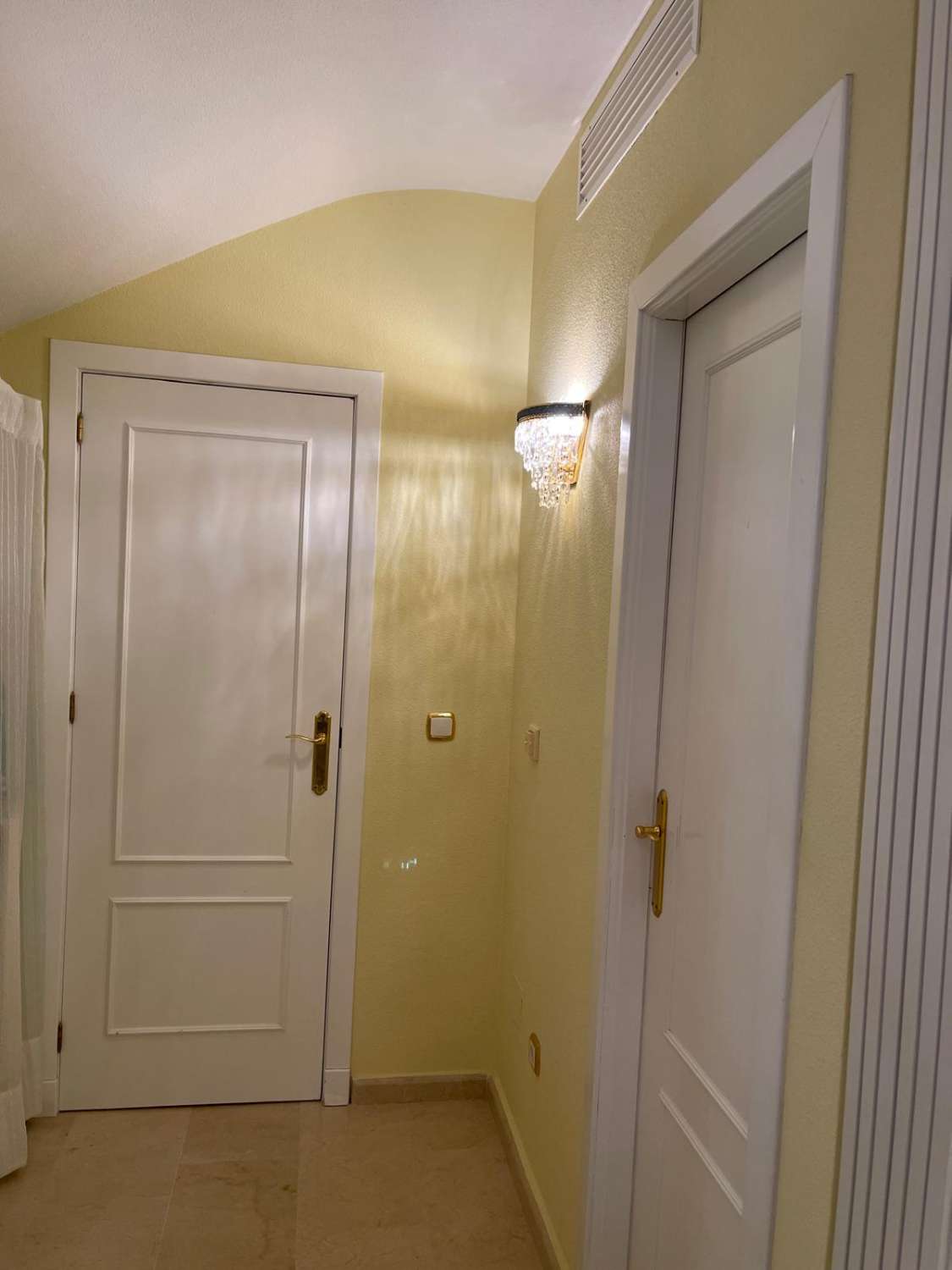 MEZONETOVÝ PENTHOUSE S PĚTI TERASAMI, GARÁŽÍ, PŘIROZENÝM SVĚTLEM A VŠESTRANNÝMI PROSTORY