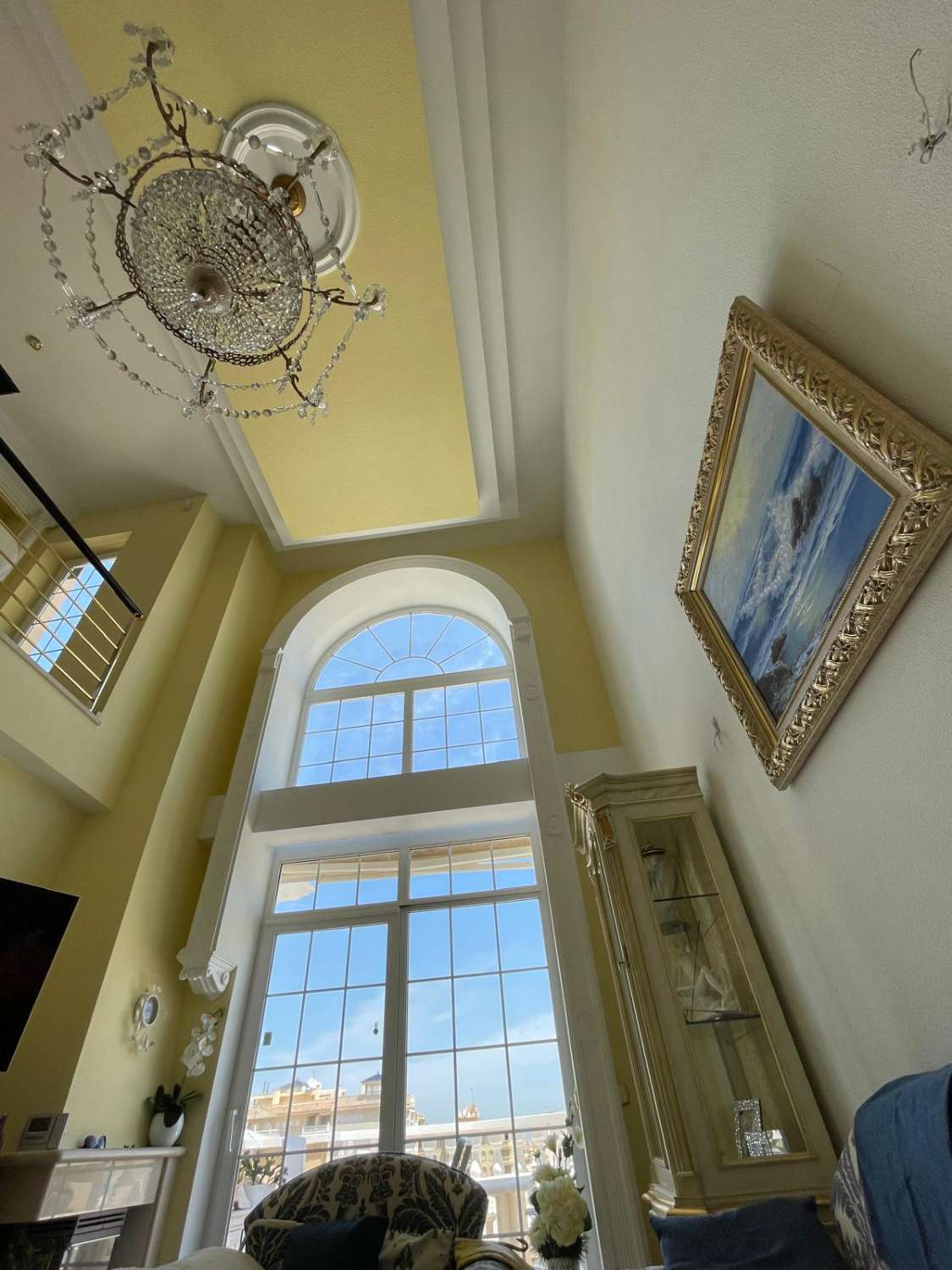MEZONETOVÝ PENTHOUSE S PĚTI TERASAMI, GARÁŽÍ, PŘIROZENÝM SVĚTLEM A VŠESTRANNÝMI PROSTORY
