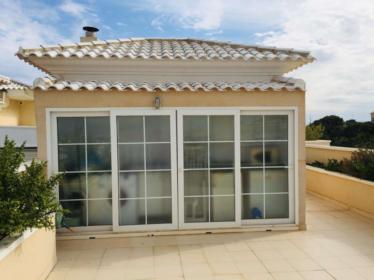 MEZONETOVÝ PENTHOUSE S PĚTI TERASAMI, GARÁŽÍ, PŘIROZENÝM SVĚTLEM A VŠESTRANNÝMI PROSTORY