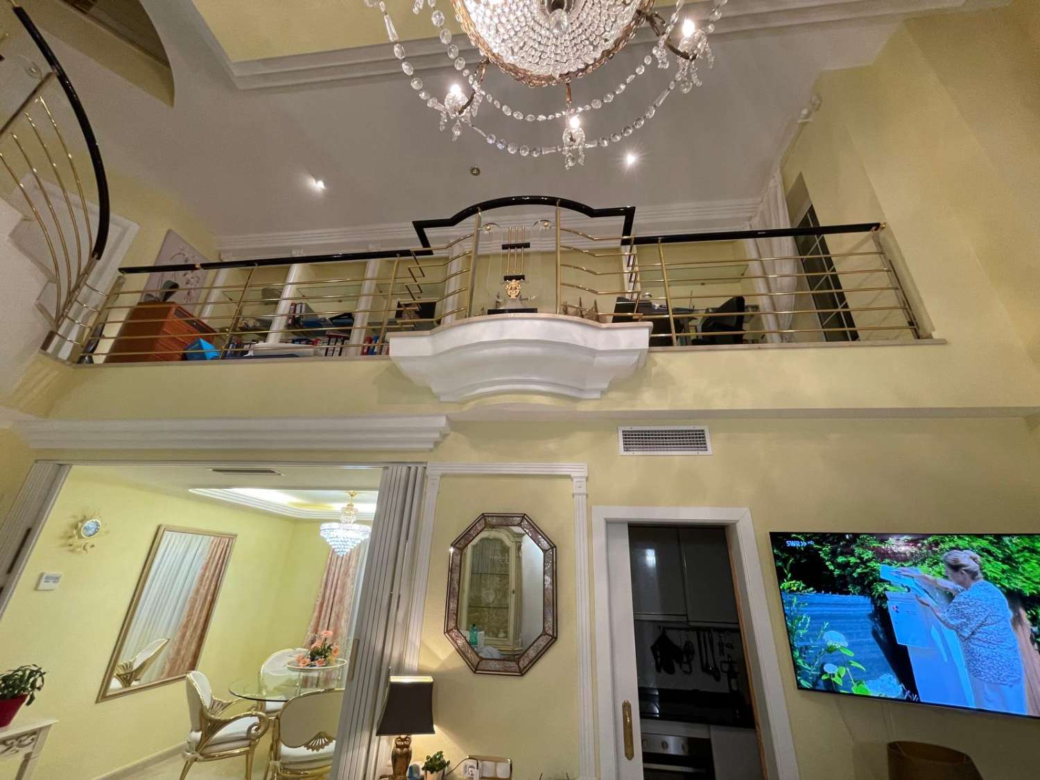 MEZONETOVÝ PENTHOUSE S PĚTI TERASAMI, GARÁŽÍ, PŘIROZENÝM SVĚTLEM A VŠESTRANNÝMI PROSTORY