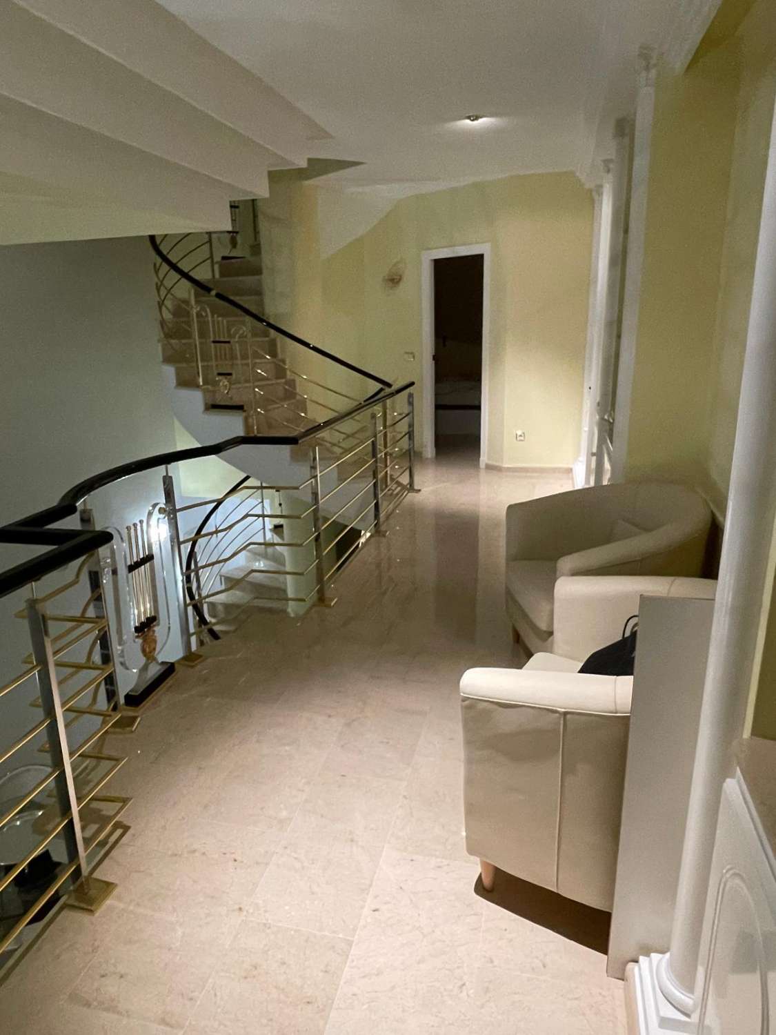 MEZONETOVÝ PENTHOUSE S PĚTI TERASAMI, GARÁŽÍ, PŘIROZENÝM SVĚTLEM A VŠESTRANNÝMI PROSTORY