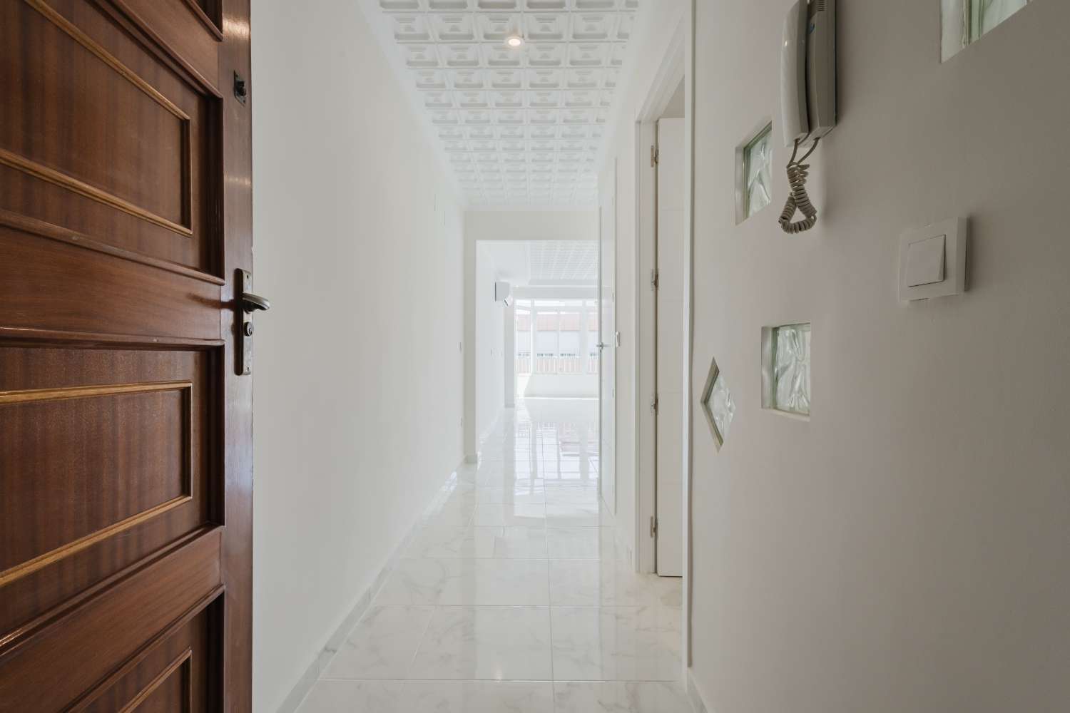ZREKONSTRUOVANÝ PENTHOUSE NA PLÁŽI S VÝHLEDEM NA MOŘE A RŮŽOVOU LAGUNU – NOVOMARES, TORREVIEJA