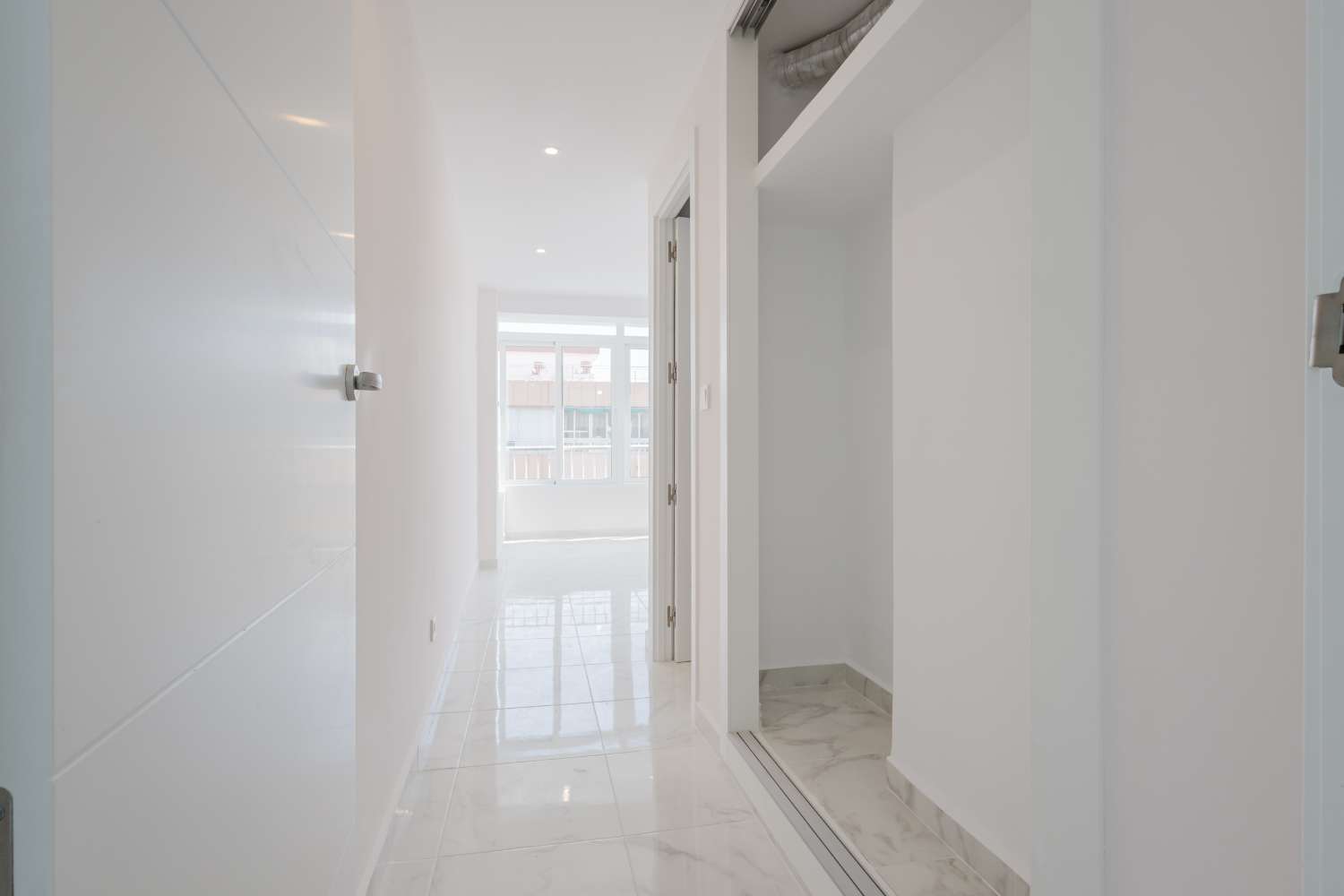 ZREKONSTRUOVANÝ PENTHOUSE NA PLÁŽI S VÝHLEDEM NA MOŘE A RŮŽOVOU LAGUNU – NOVOMARES, TORREVIEJA