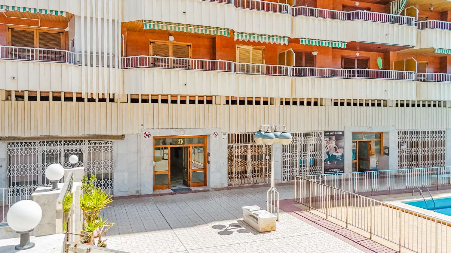 ZREKONSTRUOVANÝ PENTHOUSE NA PLÁŽI S VÝHLEDEM NA MOŘE A RŮŽOVOU LAGUNU – NOVOMARES, TORREVIEJA