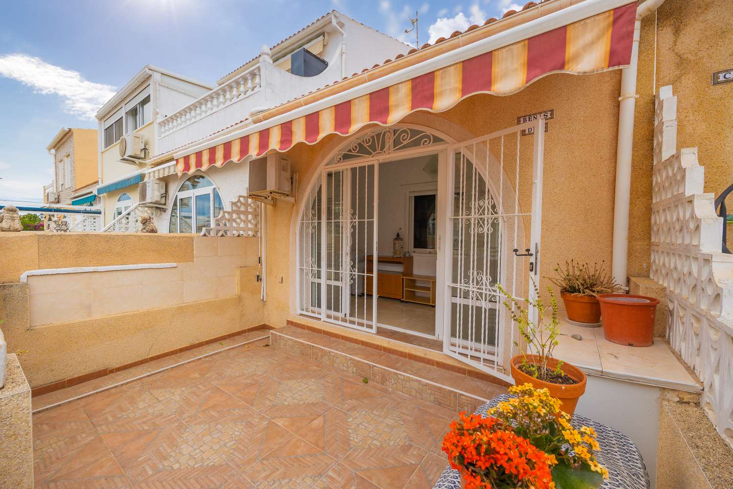 HYGGELIGT RÆKKEHUS MED PRIVAT HAVE I EL CHAPARRAL – TORREVIEJA