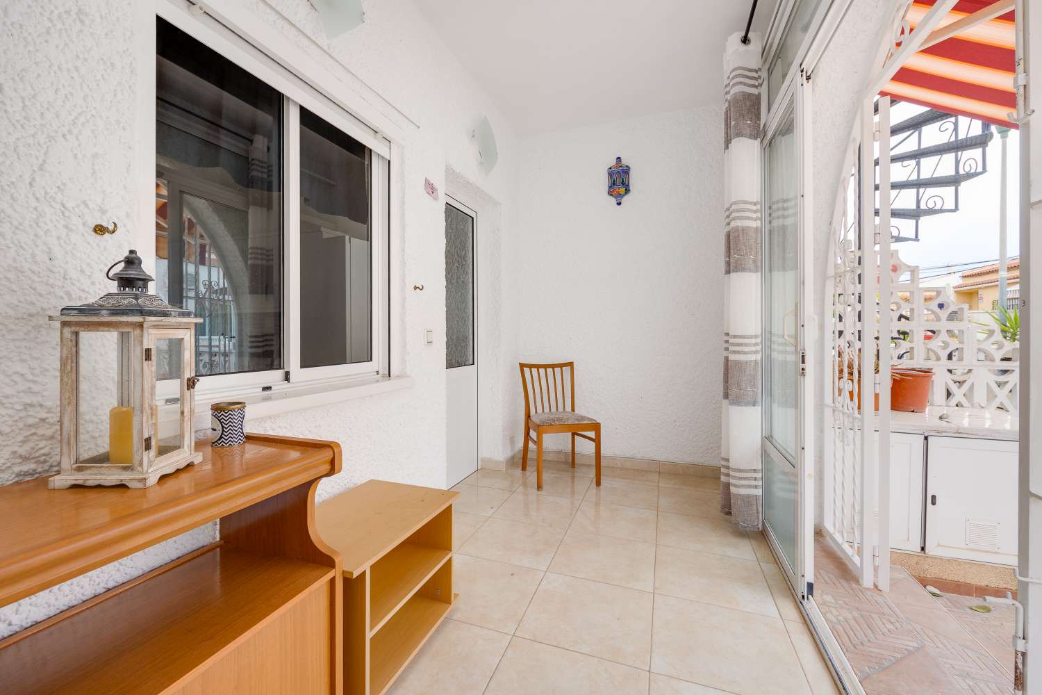 HYGGELIGT RÆKKEHUS MED PRIVAT HAVE I EL CHAPARRAL – TORREVIEJA