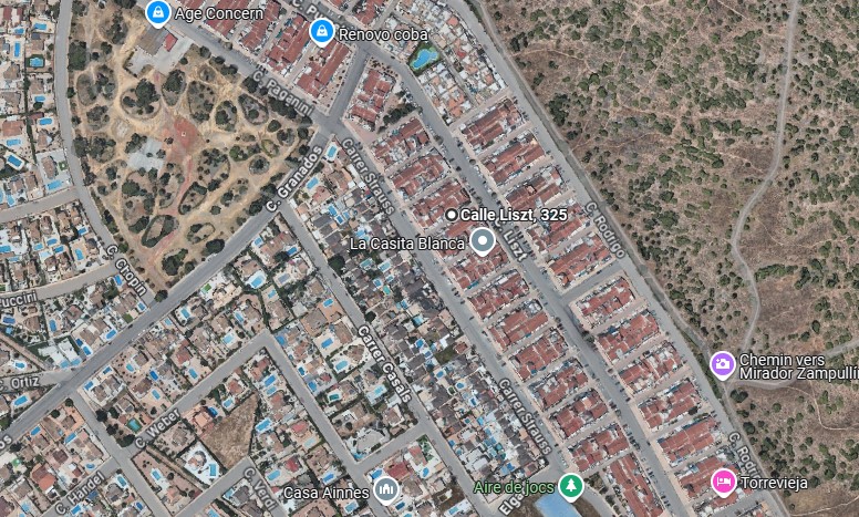HYGGELIGT RÆKKEHUS MED PRIVAT HAVE I EL CHAPARRAL – TORREVIEJA