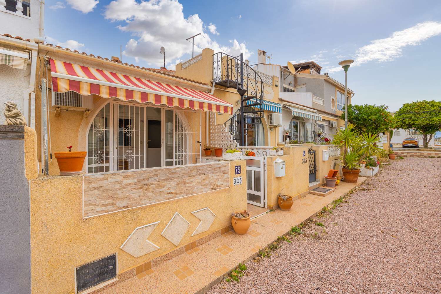 HYGGELIGT RÆKKEHUS MED PRIVAT HAVE I EL CHAPARRAL – TORREVIEJA