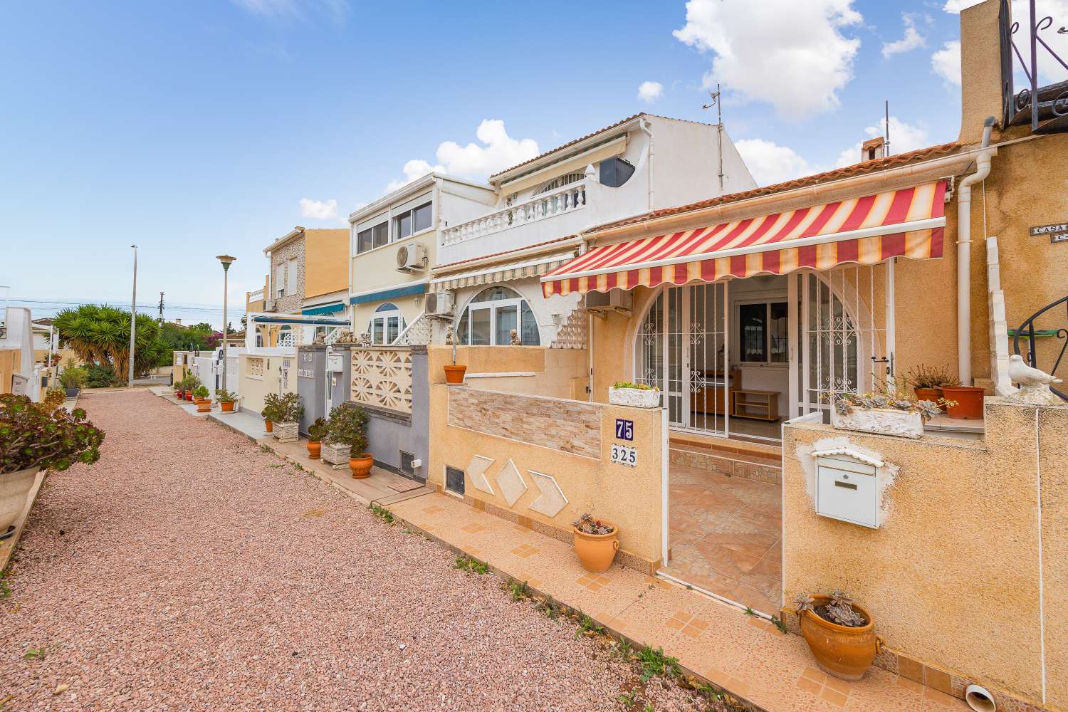 HYGGELIGT RÆKKEHUS MED PRIVAT HAVE I EL CHAPARRAL – TORREVIEJA