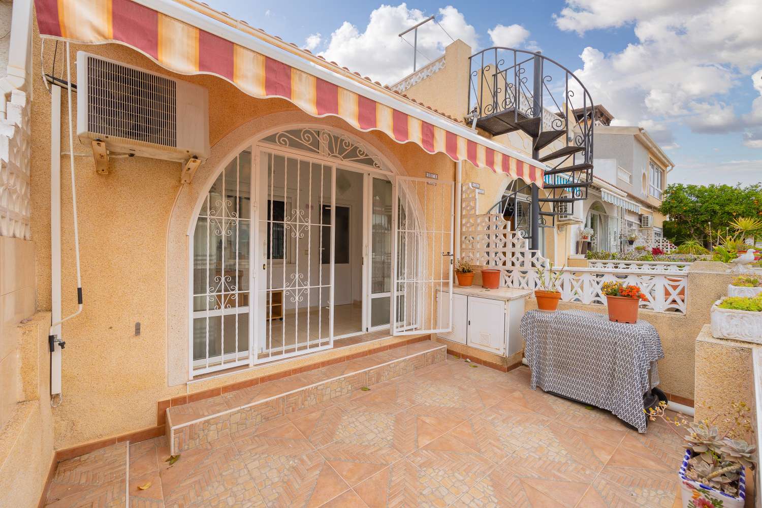 HYGGELIGT RÆKKEHUS MED PRIVAT HAVE I EL CHAPARRAL – TORREVIEJA