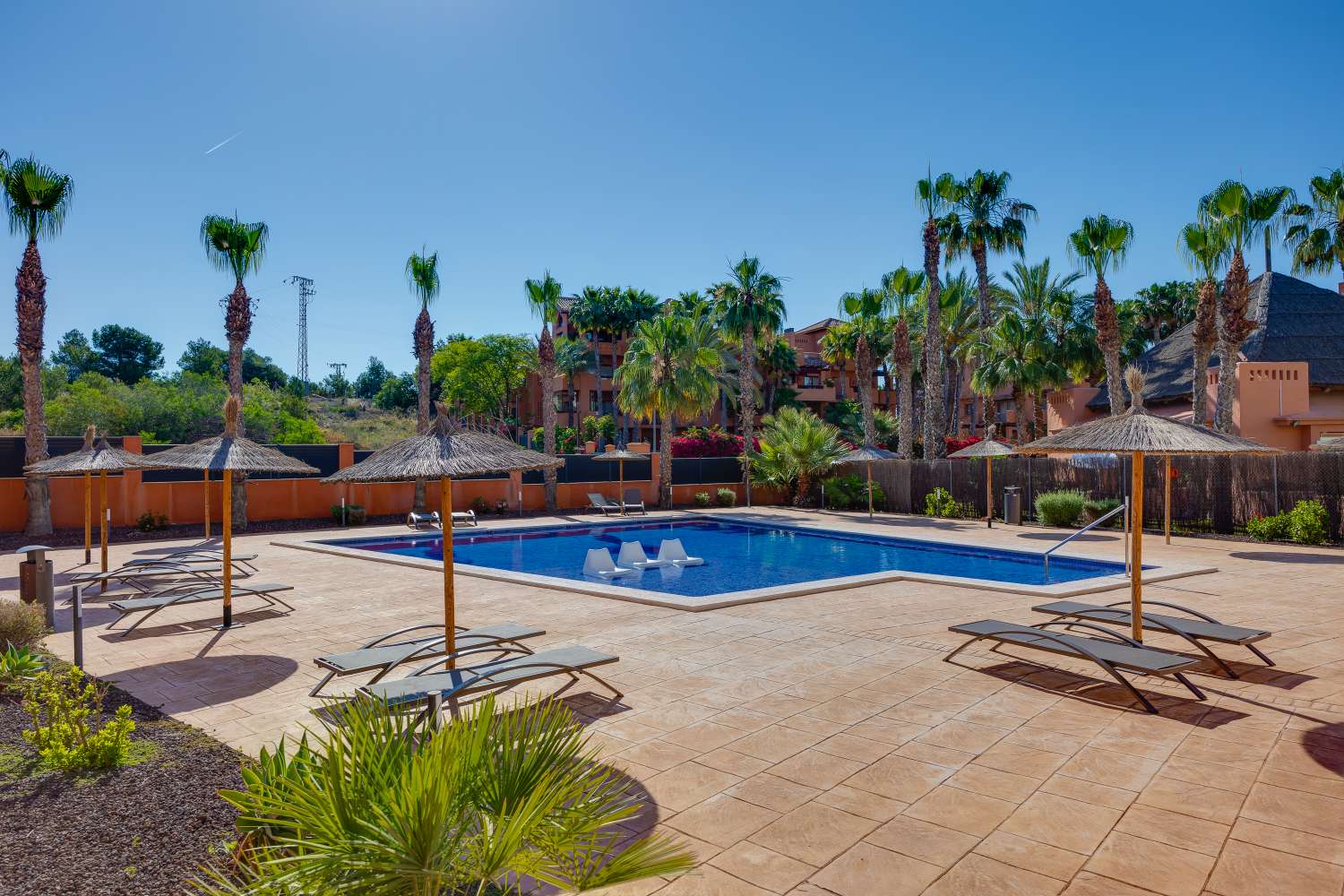 MAGNIFICENT GROUND FLOOR APARTMENT WITH LARGE PRIVATE GARDEN AND EXCELLENT COMMON AREAS