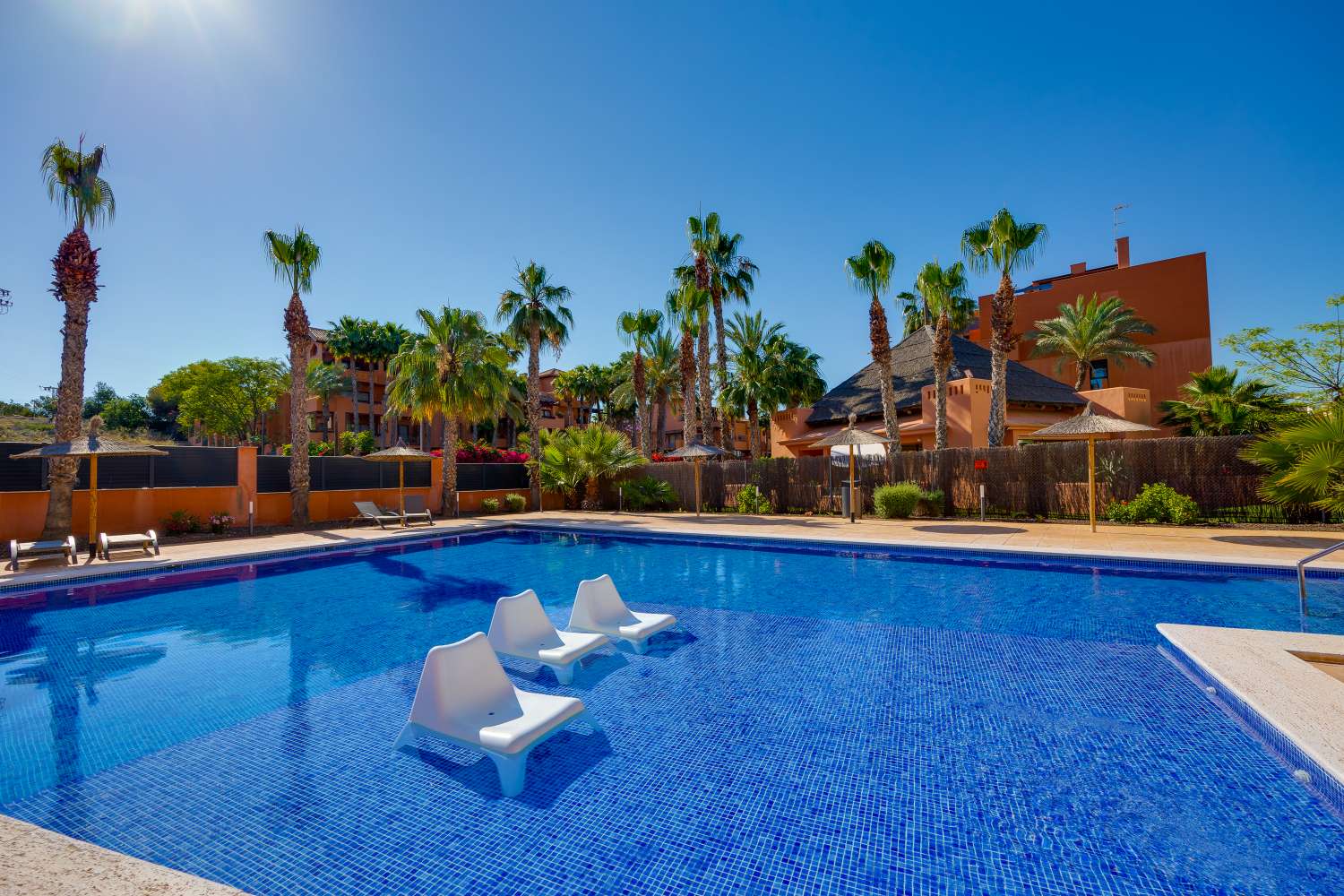 MAGNIFICENT GROUND FLOOR APARTMENT WITH LARGE PRIVATE GARDEN AND EXCELLENT COMMON AREAS