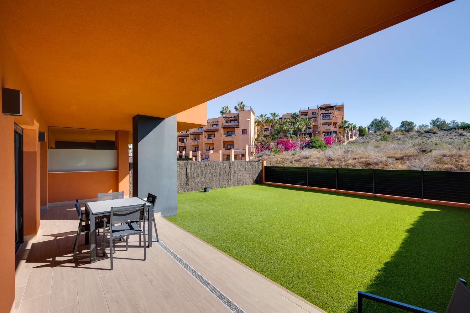 MAGNIFICENT GROUND FLOOR APARTMENT WITH LARGE PRIVATE GARDEN AND EXCELLENT COMMON AREAS