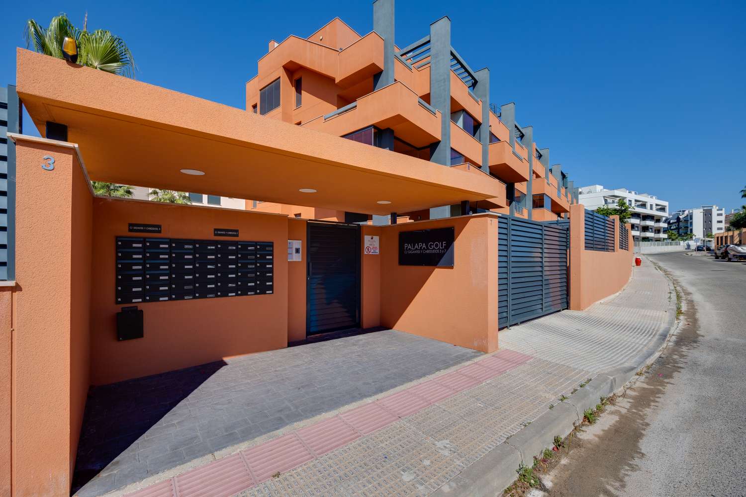 MAGNIFICENT GROUND FLOOR APARTMENT WITH LARGE PRIVATE GARDEN AND EXCELLENT COMMON AREAS