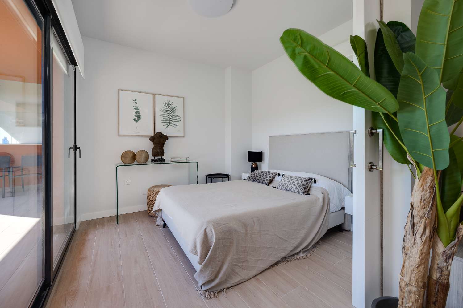 MAGNIFICENT GROUND FLOOR APARTMENT WITH LARGE PRIVATE GARDEN AND EXCELLENT COMMON AREAS