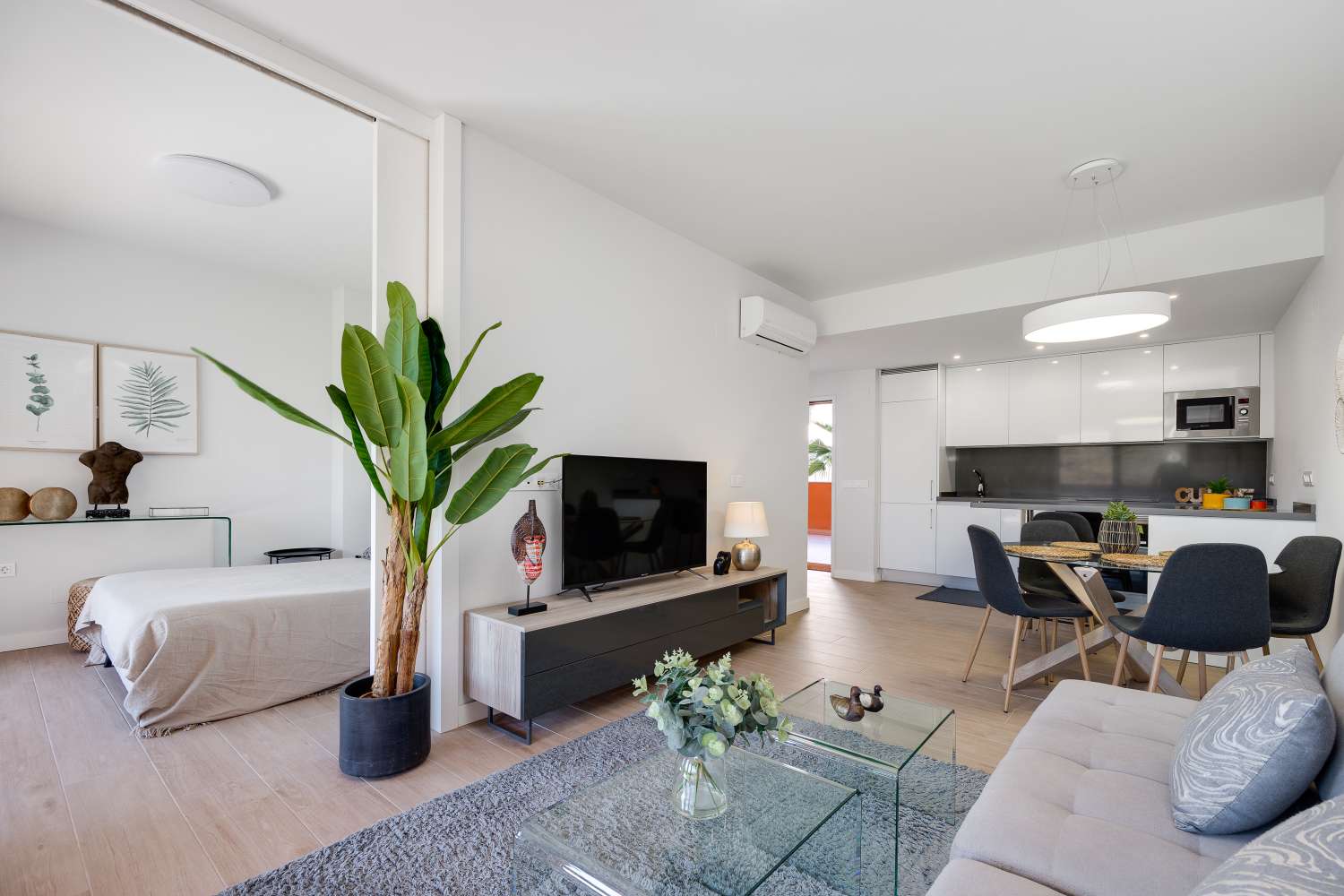 MAGNIFICENT GROUND FLOOR APARTMENT WITH LARGE PRIVATE GARDEN AND EXCELLENT COMMON AREAS