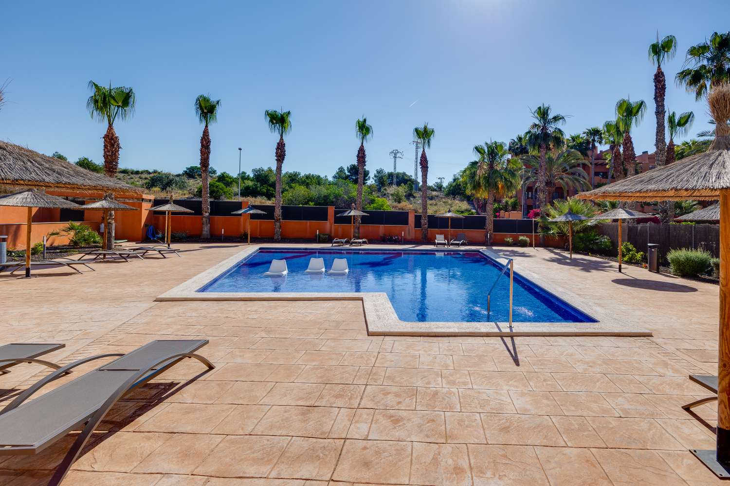 MAGNIFICENT GROUND FLOOR APARTMENT WITH LARGE PRIVATE GARDEN AND EXCELLENT COMMON AREAS