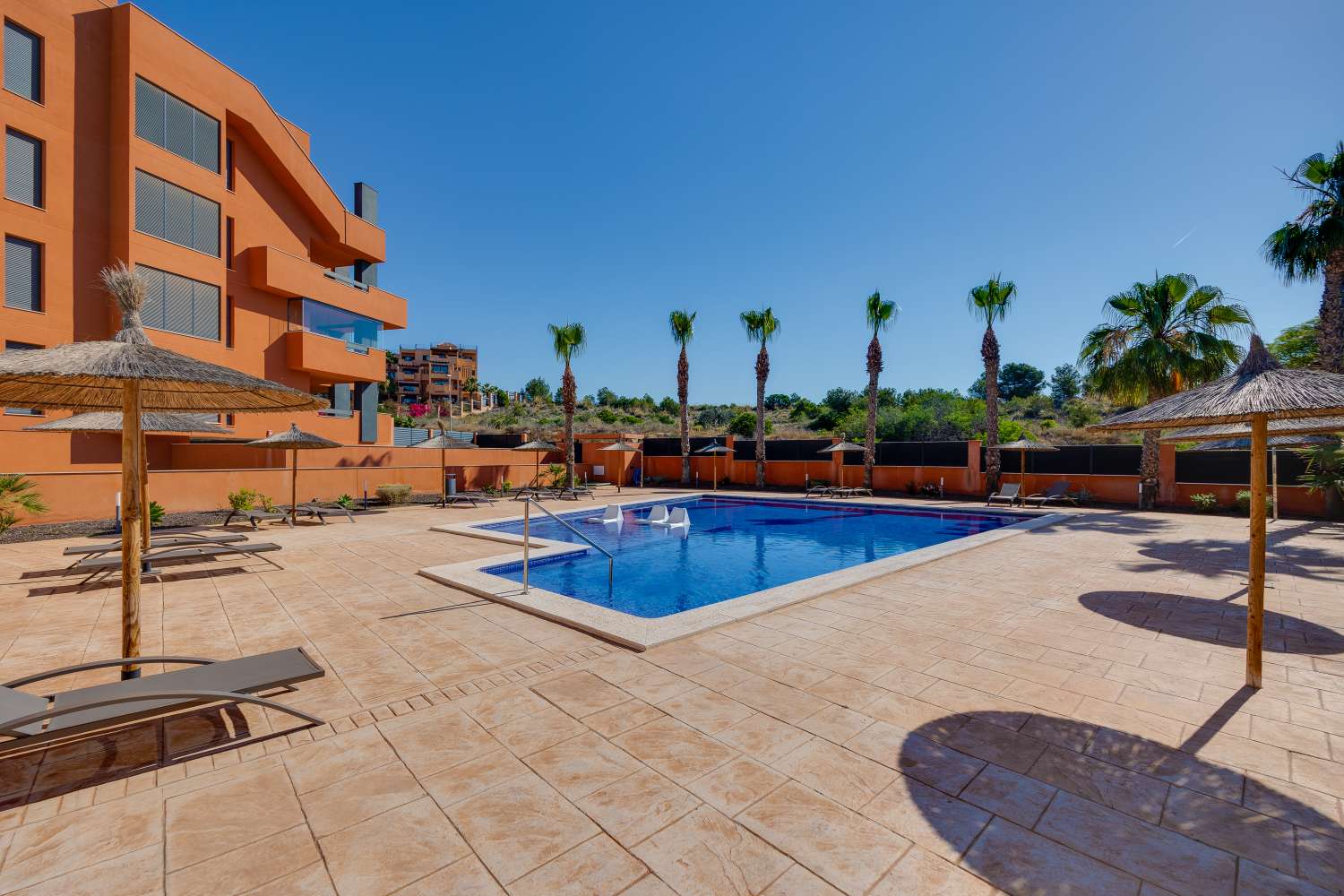 MAGNIFICENT GROUND FLOOR APARTMENT WITH LARGE PRIVATE GARDEN AND EXCELLENT COMMON AREAS
