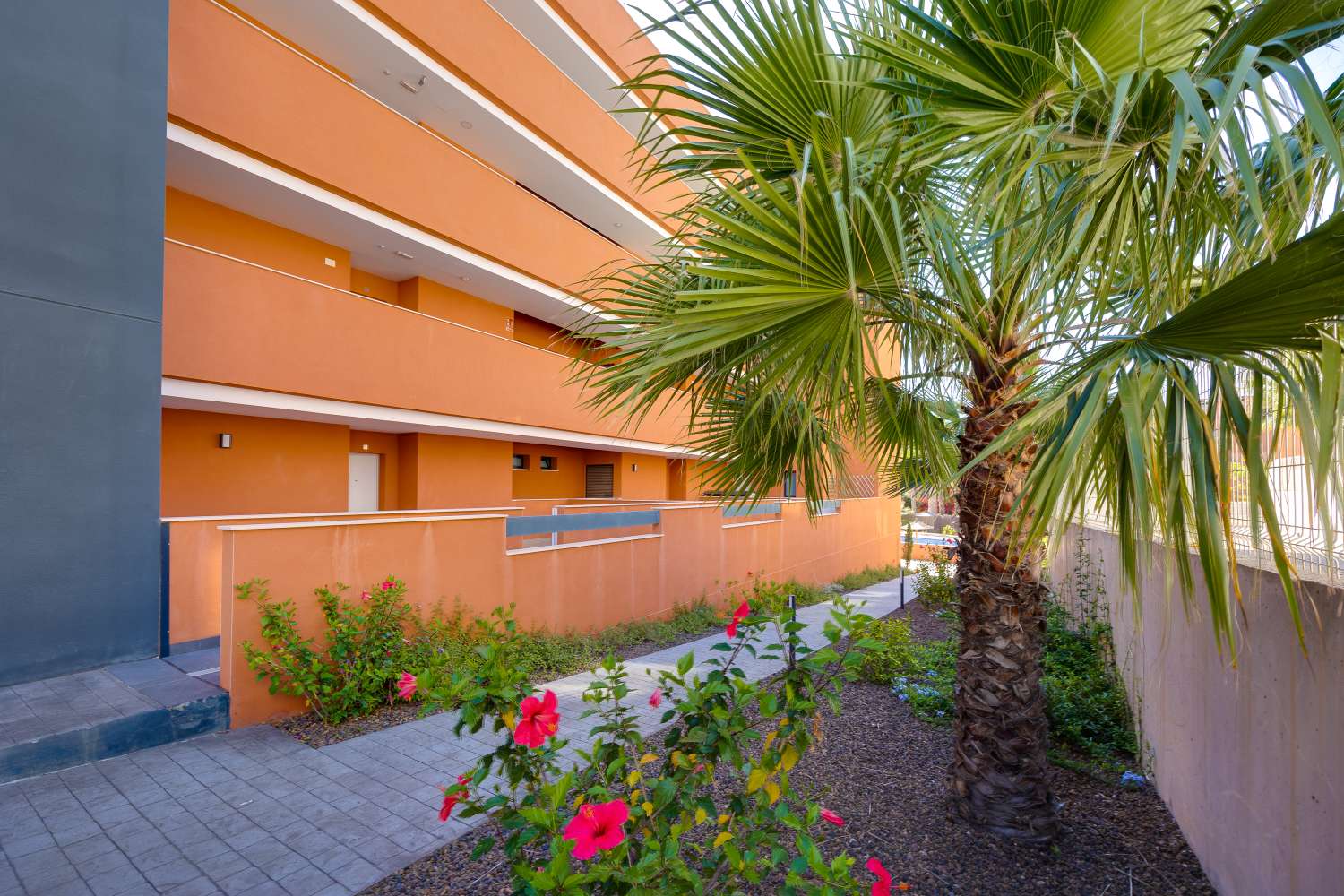 MAGNIFICENT GROUND FLOOR APARTMENT WITH LARGE PRIVATE GARDEN AND EXCELLENT COMMON AREAS