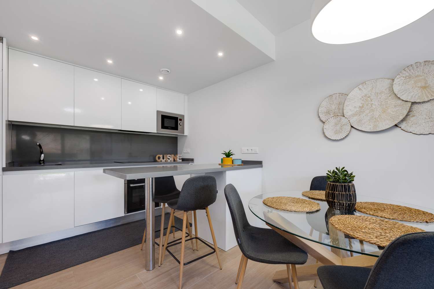 MAGNIFICENT GROUND FLOOR APARTMENT WITH LARGE PRIVATE GARDEN AND EXCELLENT COMMON AREAS