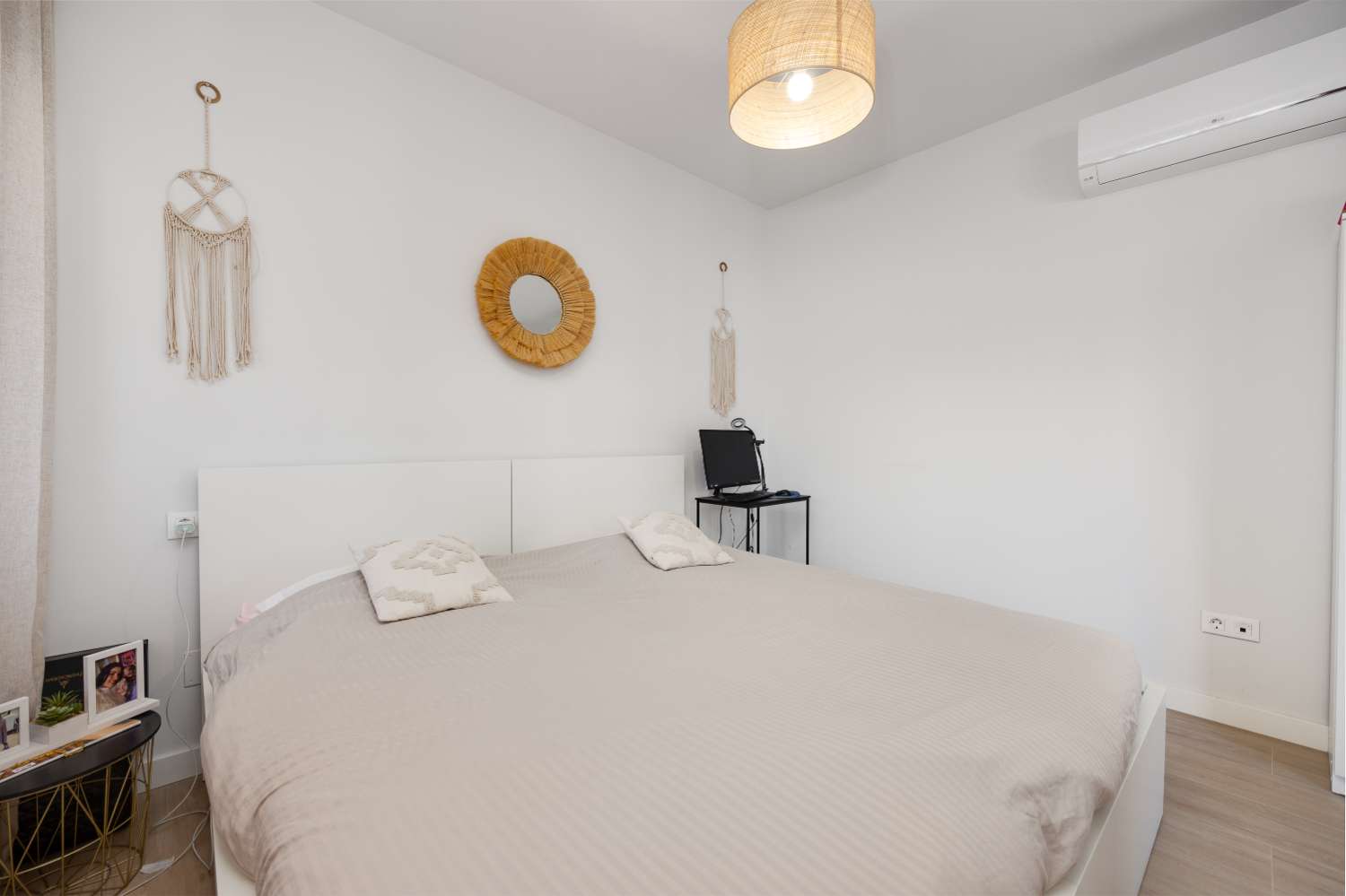 APARTMENT WITH LARGE TERRACE, BRIGHT, FURNISHED AND WITH COMMUNAL POOL