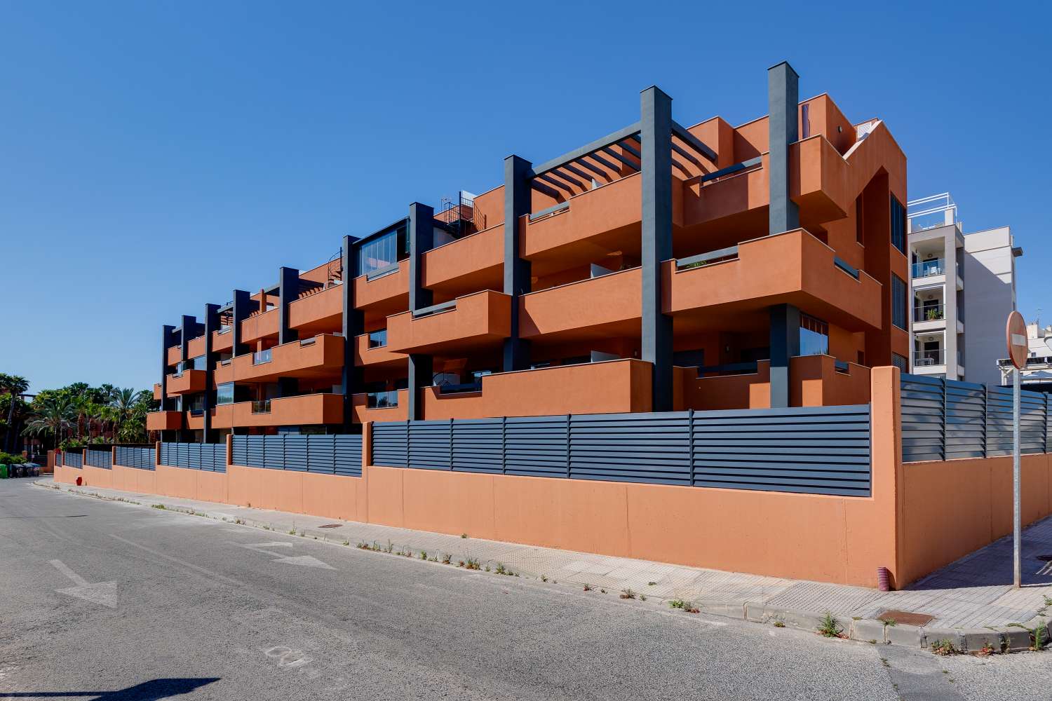 APARTMENT WITH LARGE TERRACE, BRIGHT, FURNISHED AND WITH COMMUNAL POOL