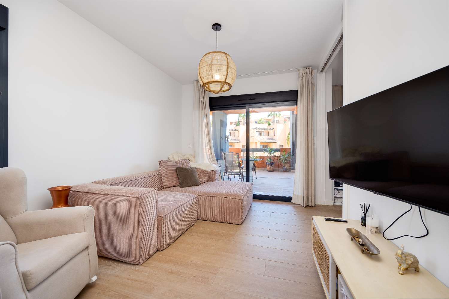 APARTMENT WITH LARGE TERRACE, BRIGHT, FURNISHED AND WITH COMMUNAL POOL