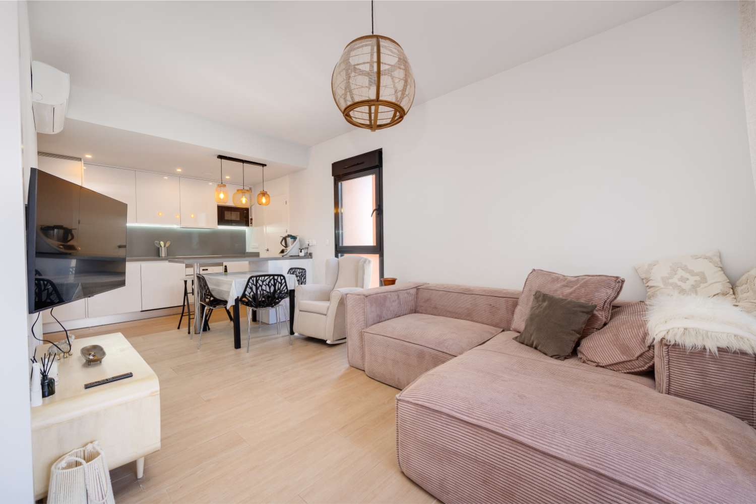 APARTMENT WITH LARGE TERRACE, BRIGHT, FURNISHED AND WITH COMMUNAL POOL